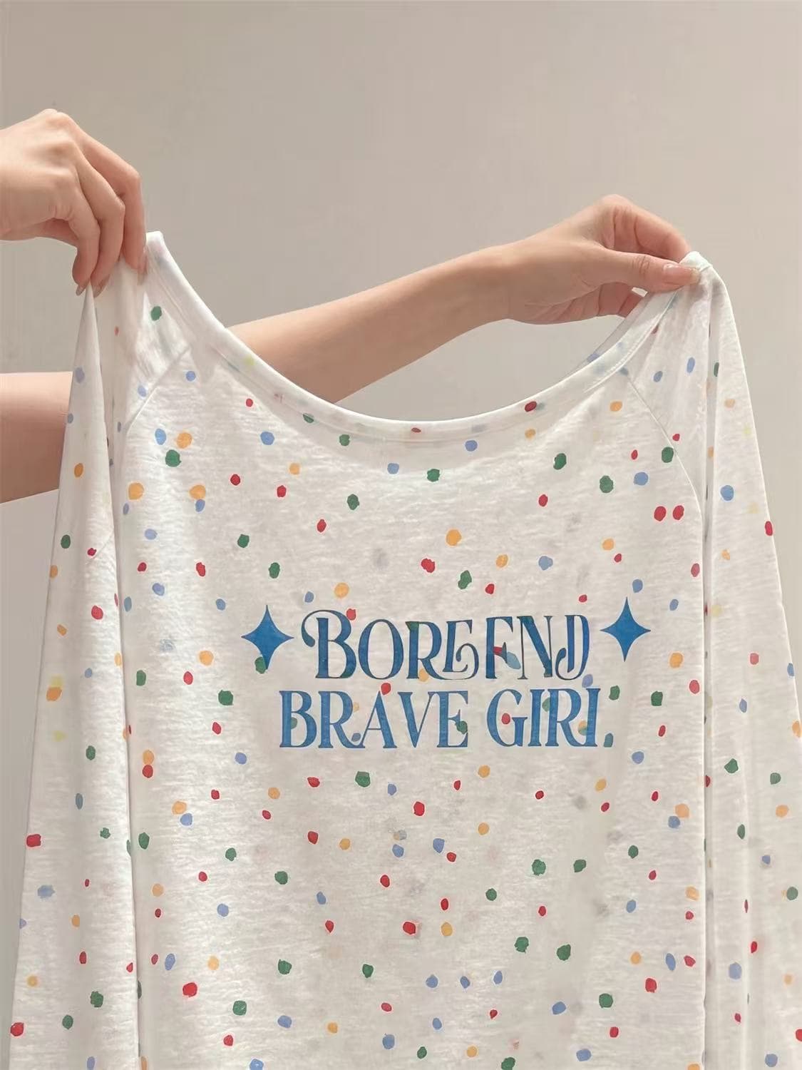 도파민 아메리칸 색상 포인트 도트 무늬 알파벳 긴팔 티셔츠 남녀 봄 여름 얇은 스타일 비스듬한 어깨 자외선 차단 블라우스 맨위 상세 이미지 4