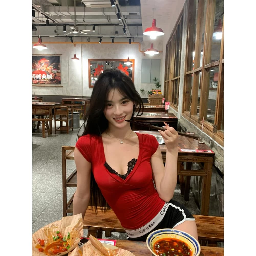 핫걸 레트로 빨간색 레이스 조각 V넥 반팔 긍정적 인 어깨 티셔츠 여름 순수한 욕망 바람 섹시함 타이트 쇼트 스타일 맨위
