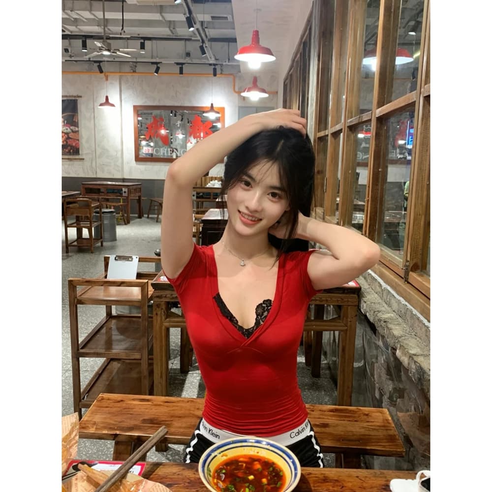 핫걸 레트로 빨간색 레이스 조각 V넥 반팔 긍정적 인 어깨 티셔츠 여름 순수한 욕망 바람 섹시함 타이트 쇼트 스타일 맨위 상세 이미지 4
