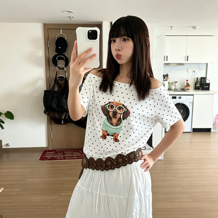 도트 무늬 비스듬한 어깨 반팔 티셔츠 여성 이미지 2