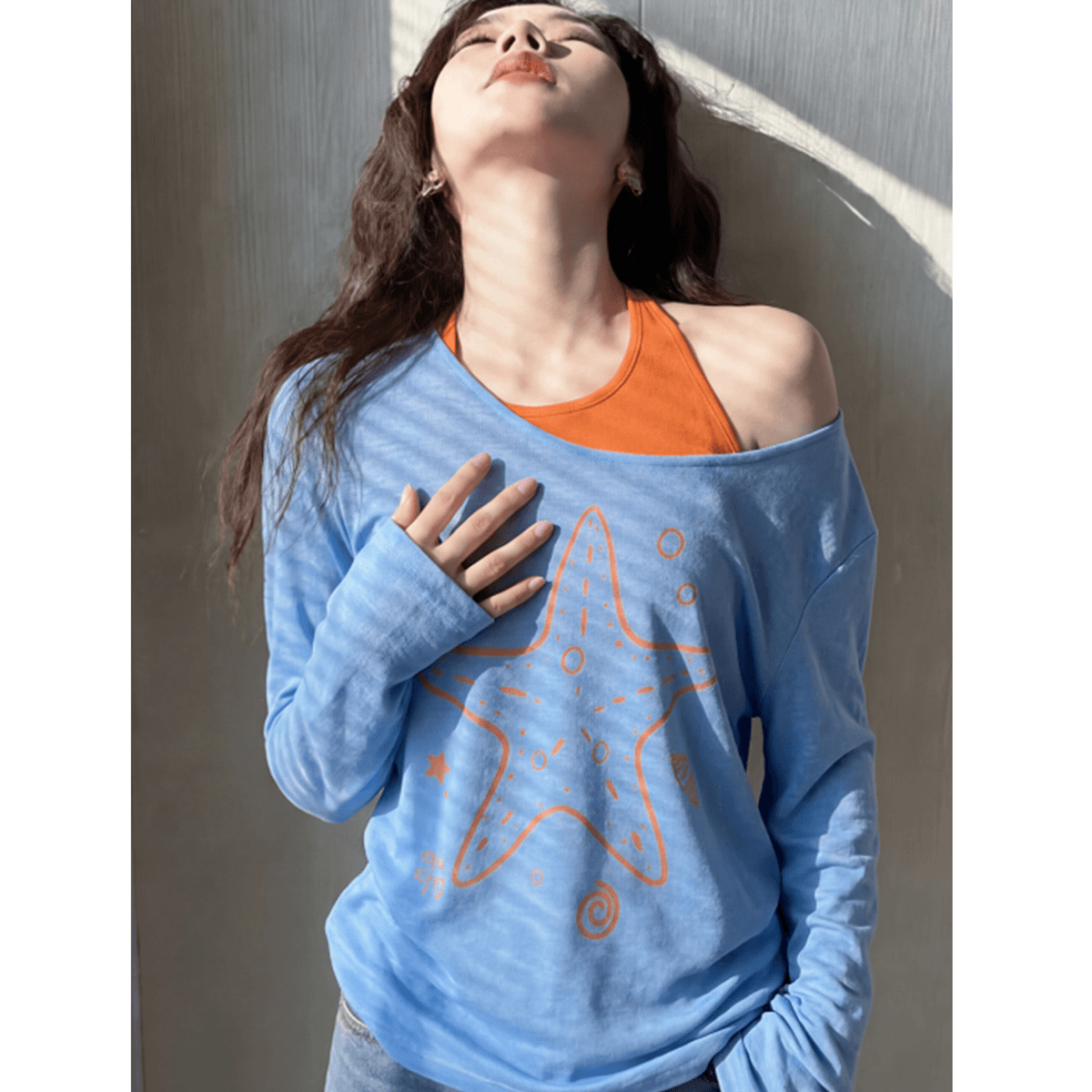 한 부서 파란색 자카드 비스듬한 어깨 긴팔 티셔츠 블라우스 여성 여름 Tulle 외부 가져 가라. 느긋한 바람 루즈핏 자외선 차단 맨위 이미지 2