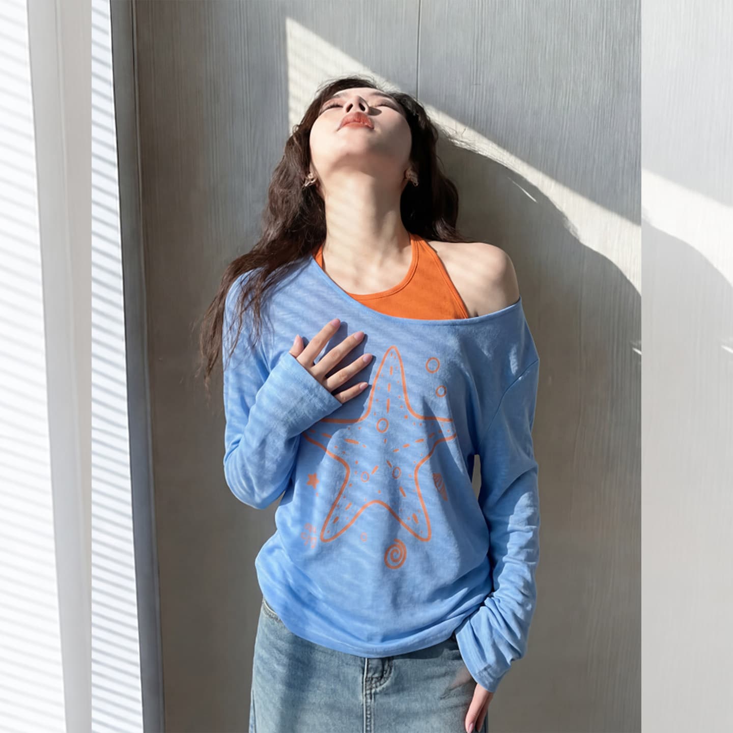 한 부서 파란색 자카드 비스듬한 어깨 긴팔 티셔츠 블라우스 여성 여름 Tulle 외부 가져 가라. 느긋한 바람 루즈핏 자외선 차단 맨위