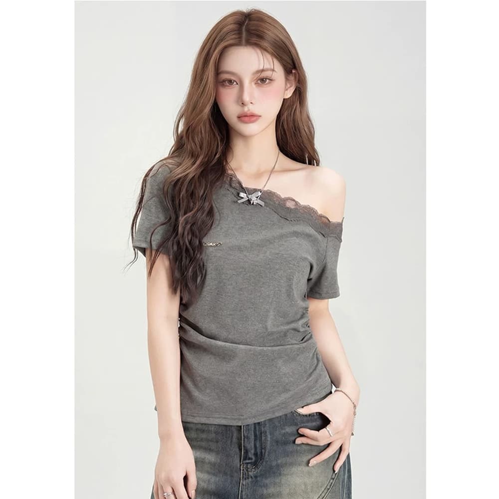 디자인 센스 비스듬한 칼라 레이스 레이스 패치워크 반팔 티셔츠 여성 여름 새로운 핫걸 바람 오프숄더 맨위