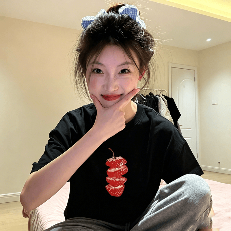 검정색 반팔 여성 티셔츠 2026 새로운 여름 순면 루즈핏 작은 대중 딸기 프린트 맨위 이미지 2