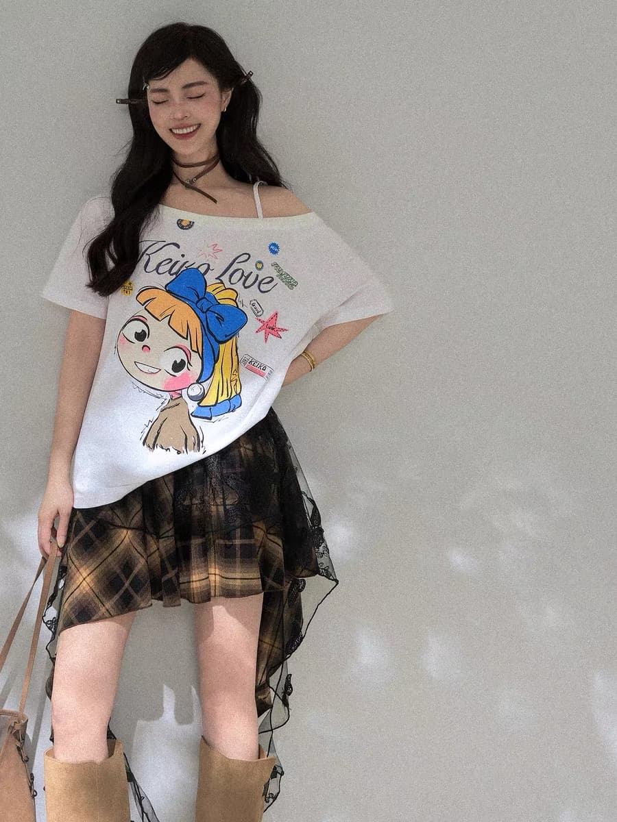 낙서 바람 만화 프린트 화이트 반팔 티셔츠 여성 여름 느긋한 루즈핏 비스듬한 어깨 종류 오프숄더 맨위 이미지 2