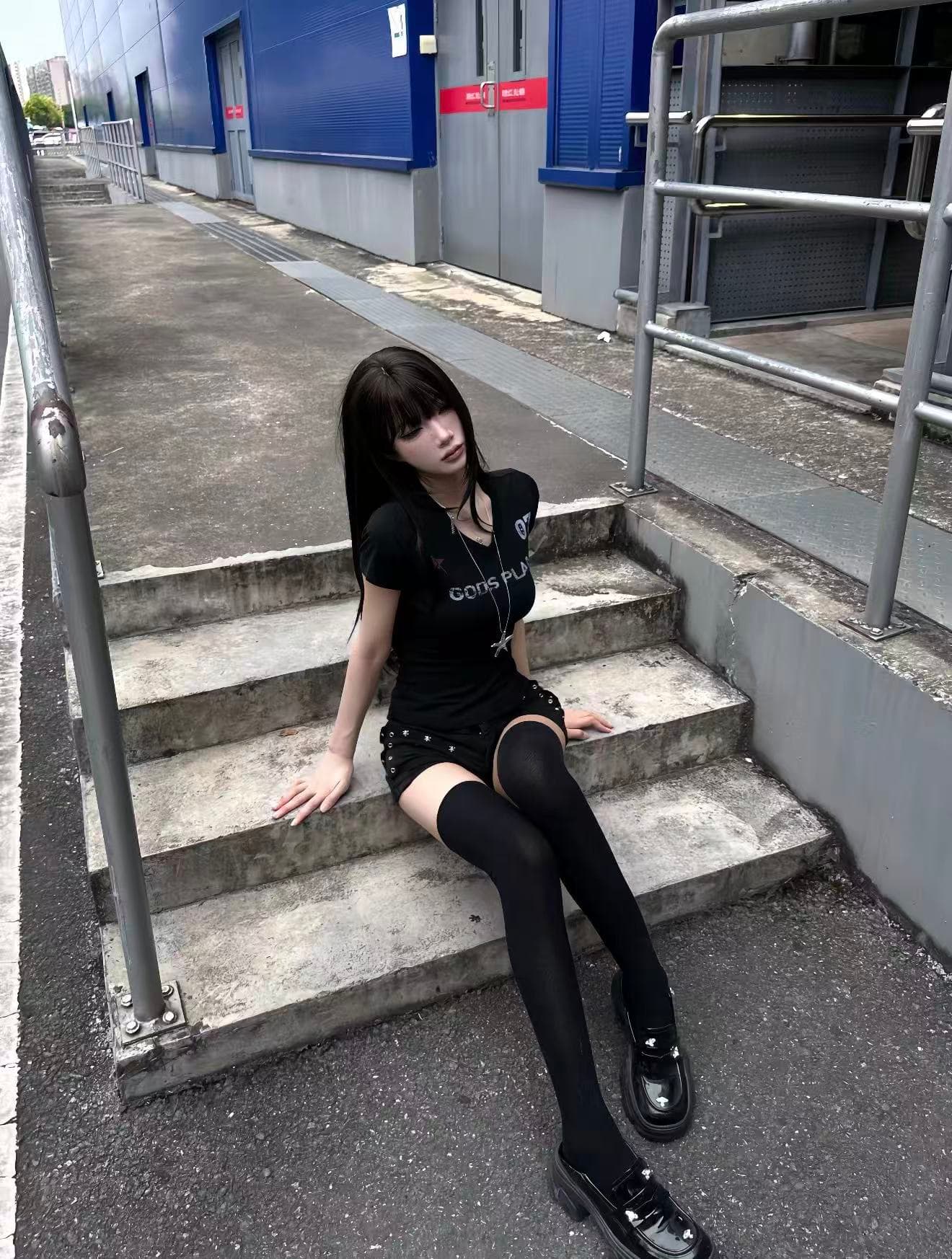 아메리칸 레트로 검정색 V넥 알파벳 프린트 반팔 티셔츠 여성 여름 새로운 몸매 가꾸기 슬림해 보이는 핫걸 작은 대중 맨위 이미지 4