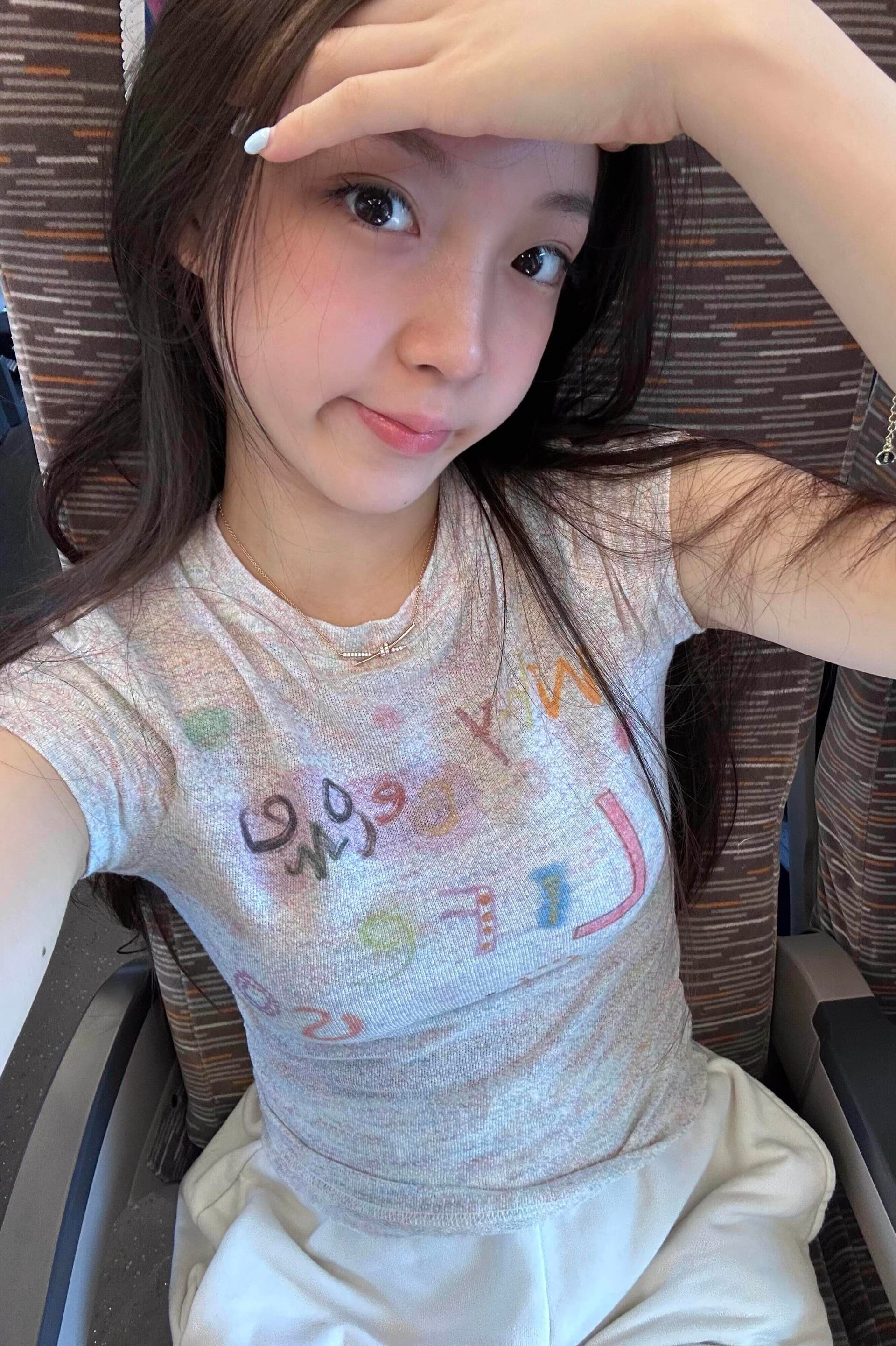 재미있는 낙서 색상 실 긍정적 인 어깨 반팔 티셔츠 여성 여름 얇은 스타일 마이크로 ~을 통해 디자인 센스 몸매 가꾸기 슬림해 보이는 허리 수축 맨위 상세 이미지 4