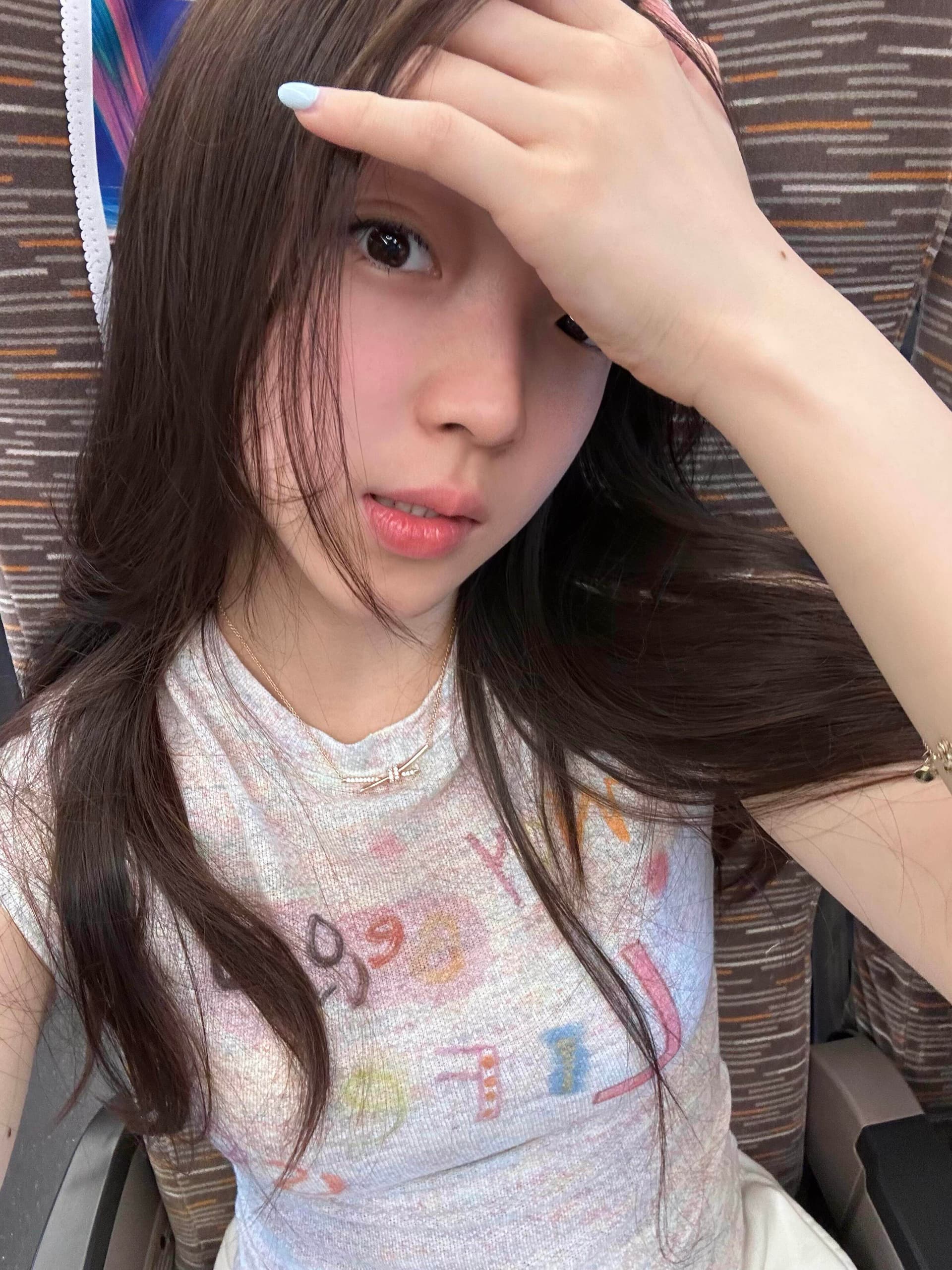 재미있는 낙서 색상 실 긍정적 인 어깨 반팔 티셔츠 여성 여름 얇은 스타일 마이크로 ~을 통해 디자인 센스 몸매 가꾸기 슬림해 보이는 허리 수축 맨위 상세 이미지 5