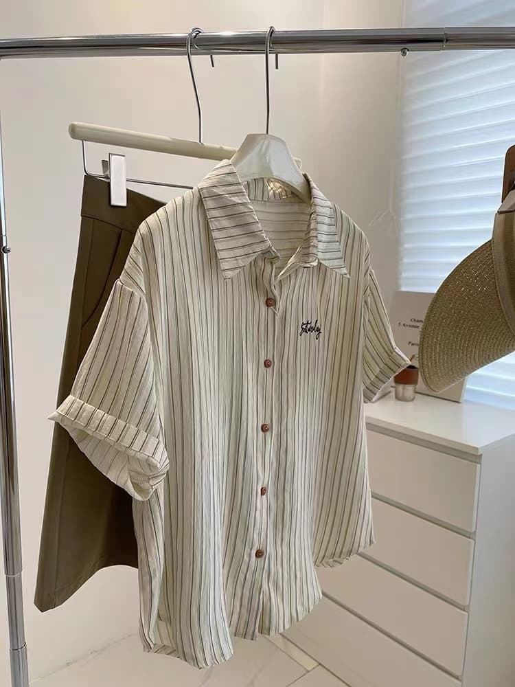 세로 줄무늬 POLO 칼라 반팔 셔츠 남자 여자 여름 드레스 2026 새로운 Chic 슬림해 보이는 셔츠 ins 상세 이미지 3