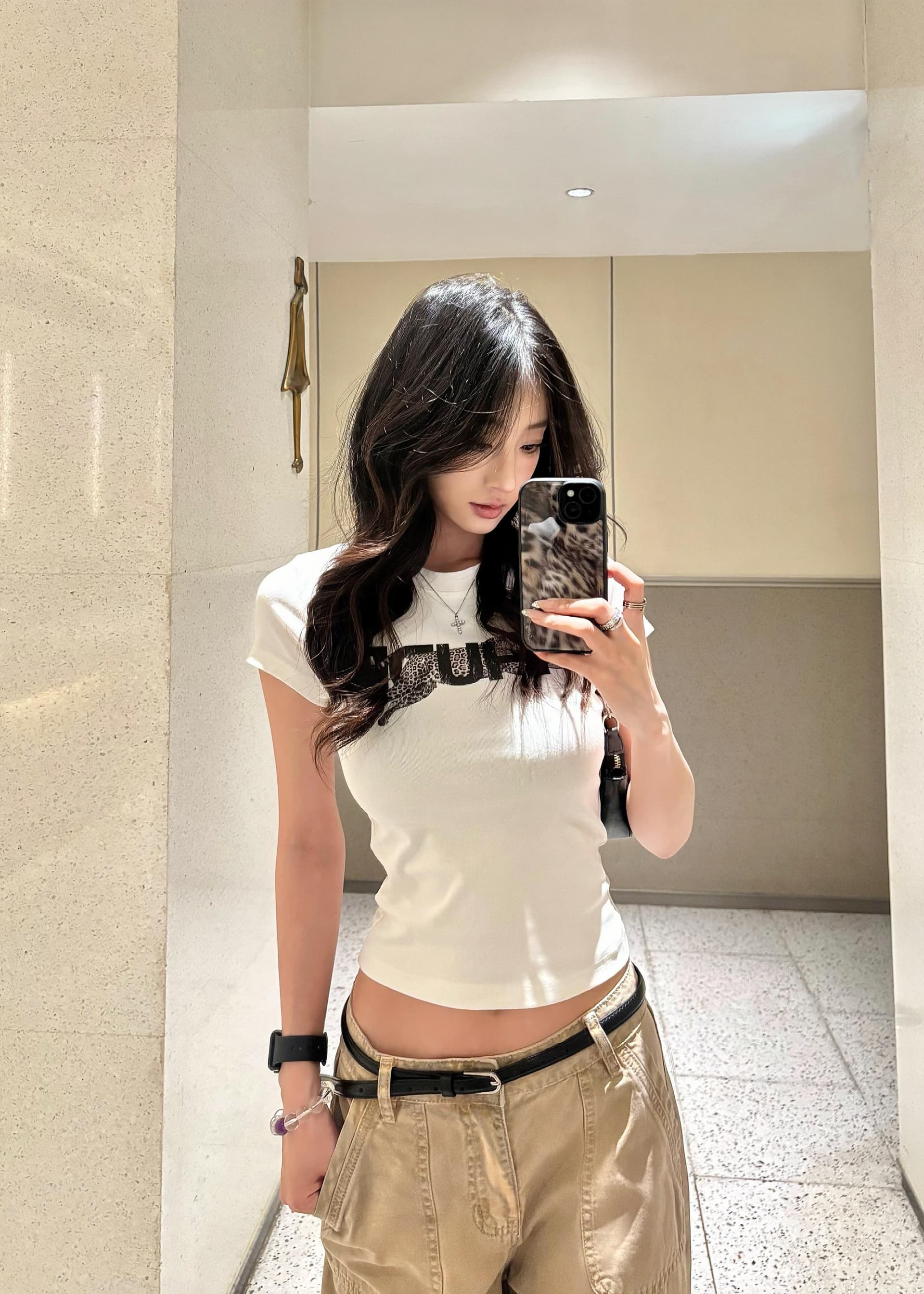 아메리칸 핫걸 바람 알파벳 프린트 화이트 반팔 티셔츠 여성 여름 라운드 넥 몸매 가꾸기 슬림해 보이는 캐주얼 긍정적 인 어깨 의류 상세 이미지 2
