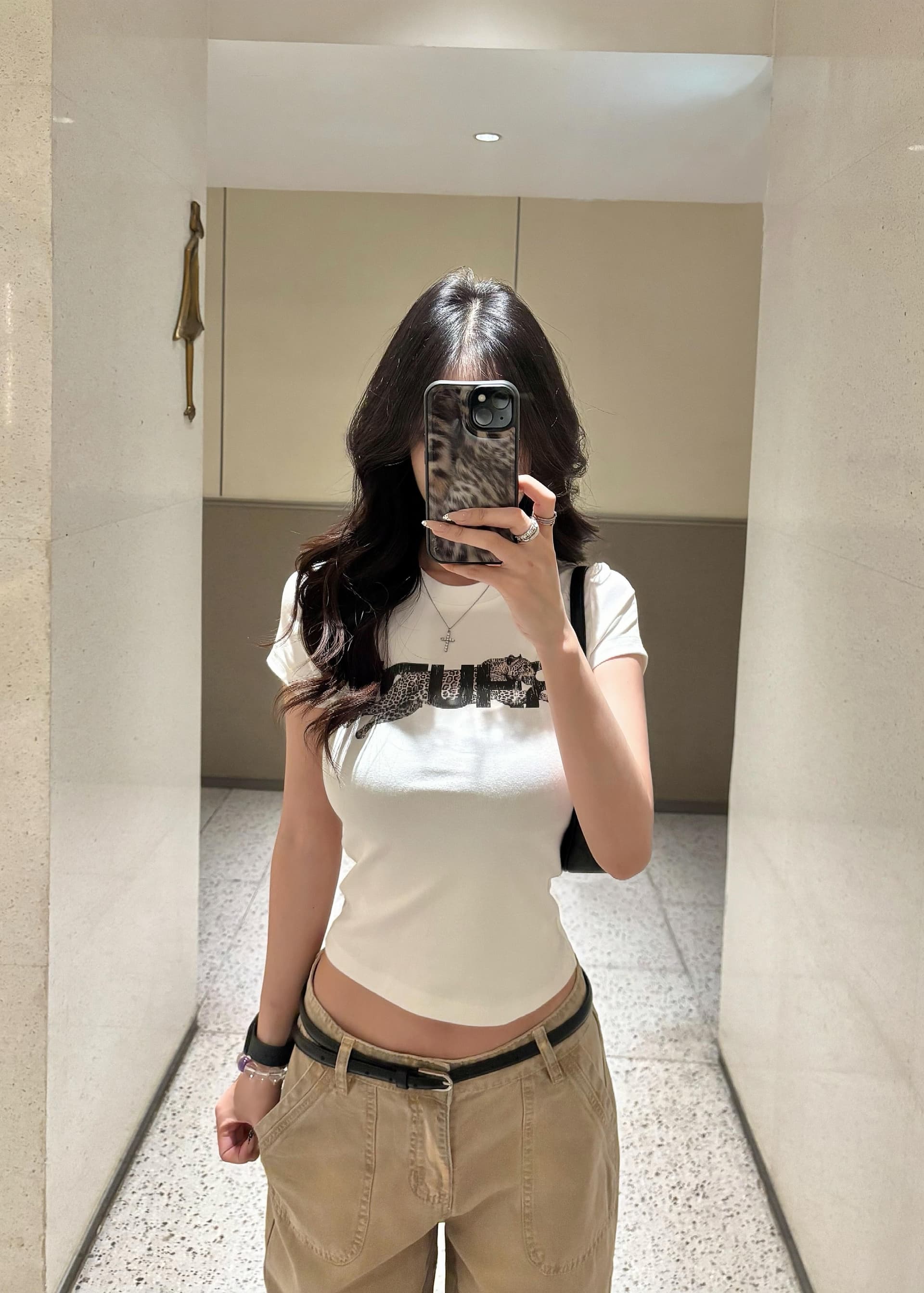 아메리칸 핫걸 바람 알파벳 프린트 화이트 반팔 티셔츠 여성 여름 라운드 넥 몸매 가꾸기 슬림해 보이는 캐주얼 긍정적 인 어깨 의류 상세 이미지 3