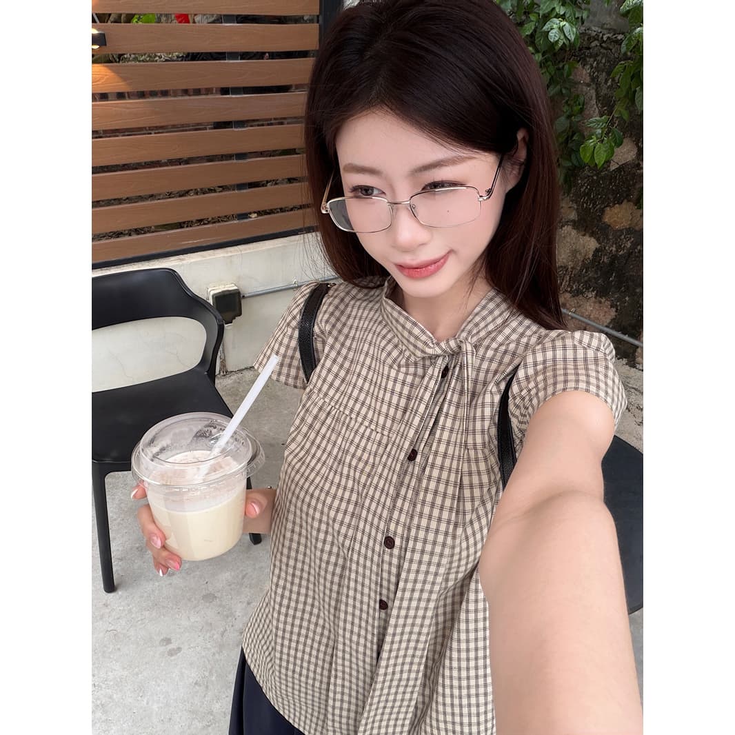한국 스타일 품격 스탠드 칼라 레이스업 체크무늬 작은 날다 소매 셔츠 여성 의류 2026 여름 디자인 센스 작은 대중 Chic 맨위 이미지 2