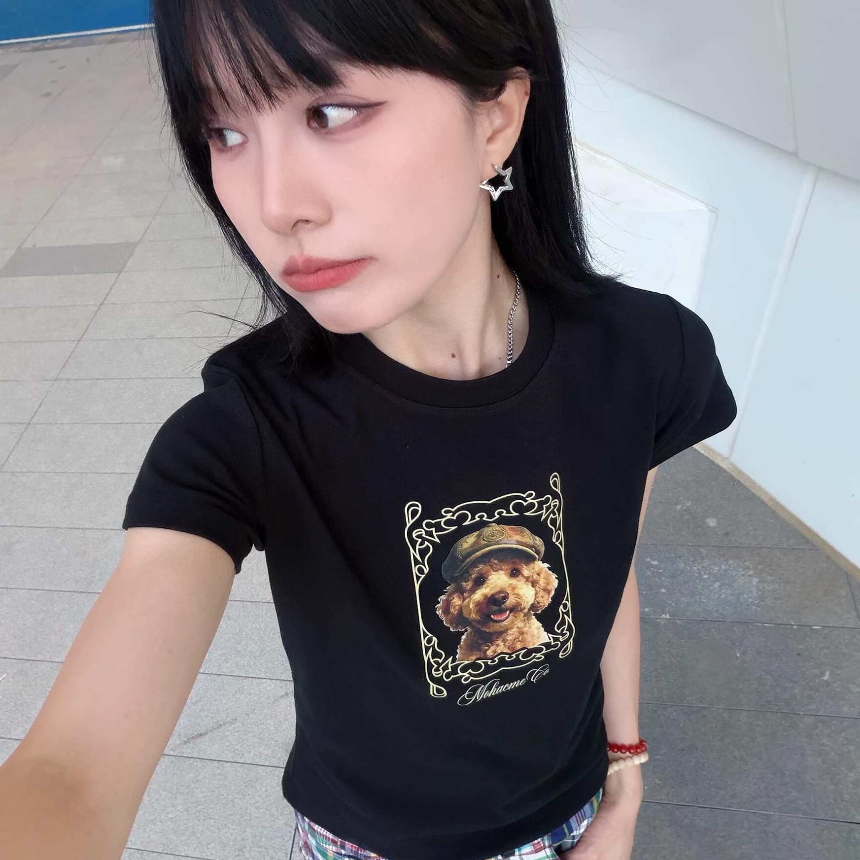디자인 레트로 귀여운 개 몸매 가꾸기 신축성 슬림해 보이는 긍정적 인 어깨 반팔 티셔츠 여성 의류