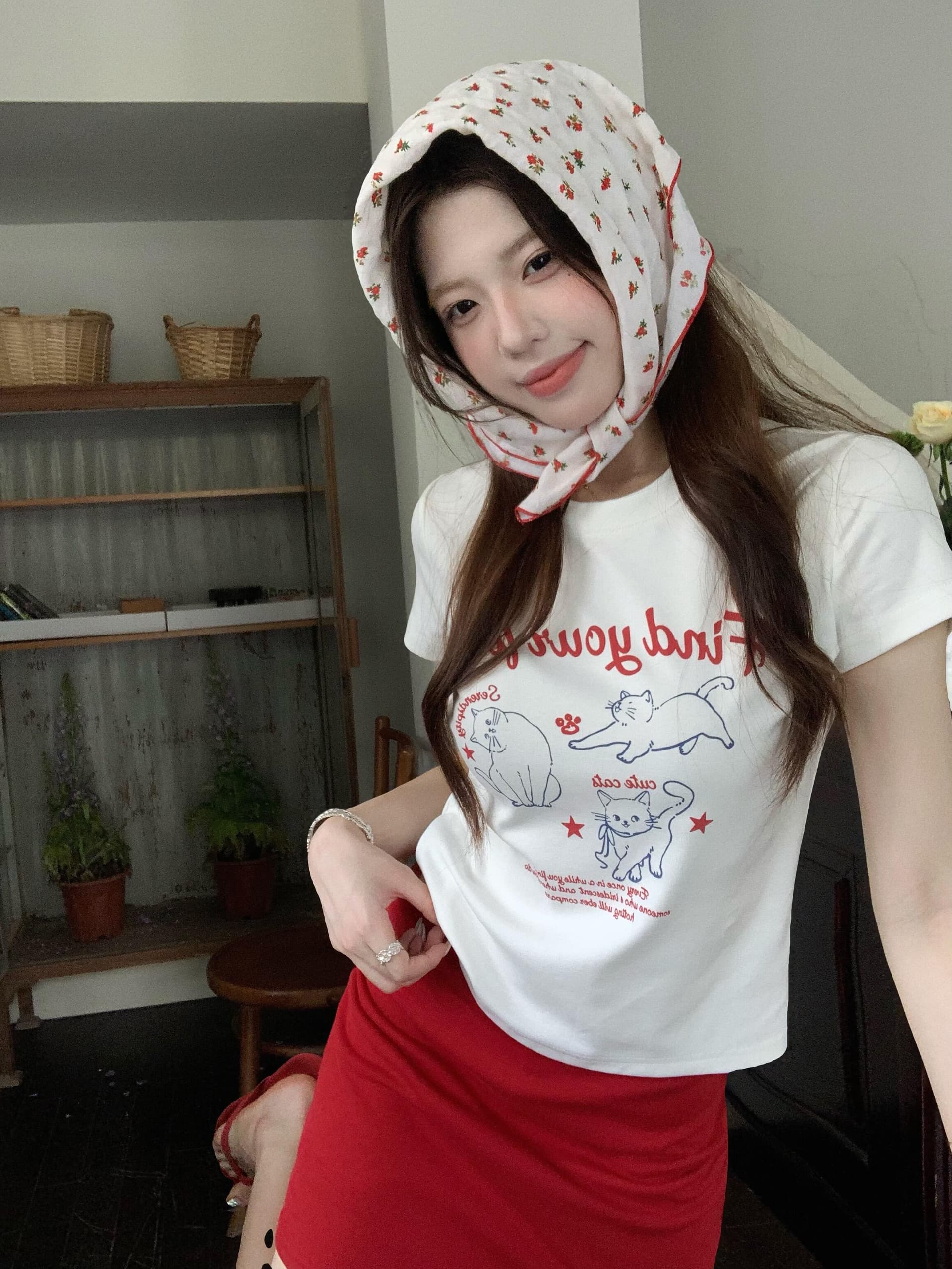 긍정적 인 어깨 반팔 티셔츠 여성 여름 2026 새로운 라운드 넥 화이트 고양이 프린트 몸매 가꾸기 슬림해 보이는 맨위 상세 이미지 2