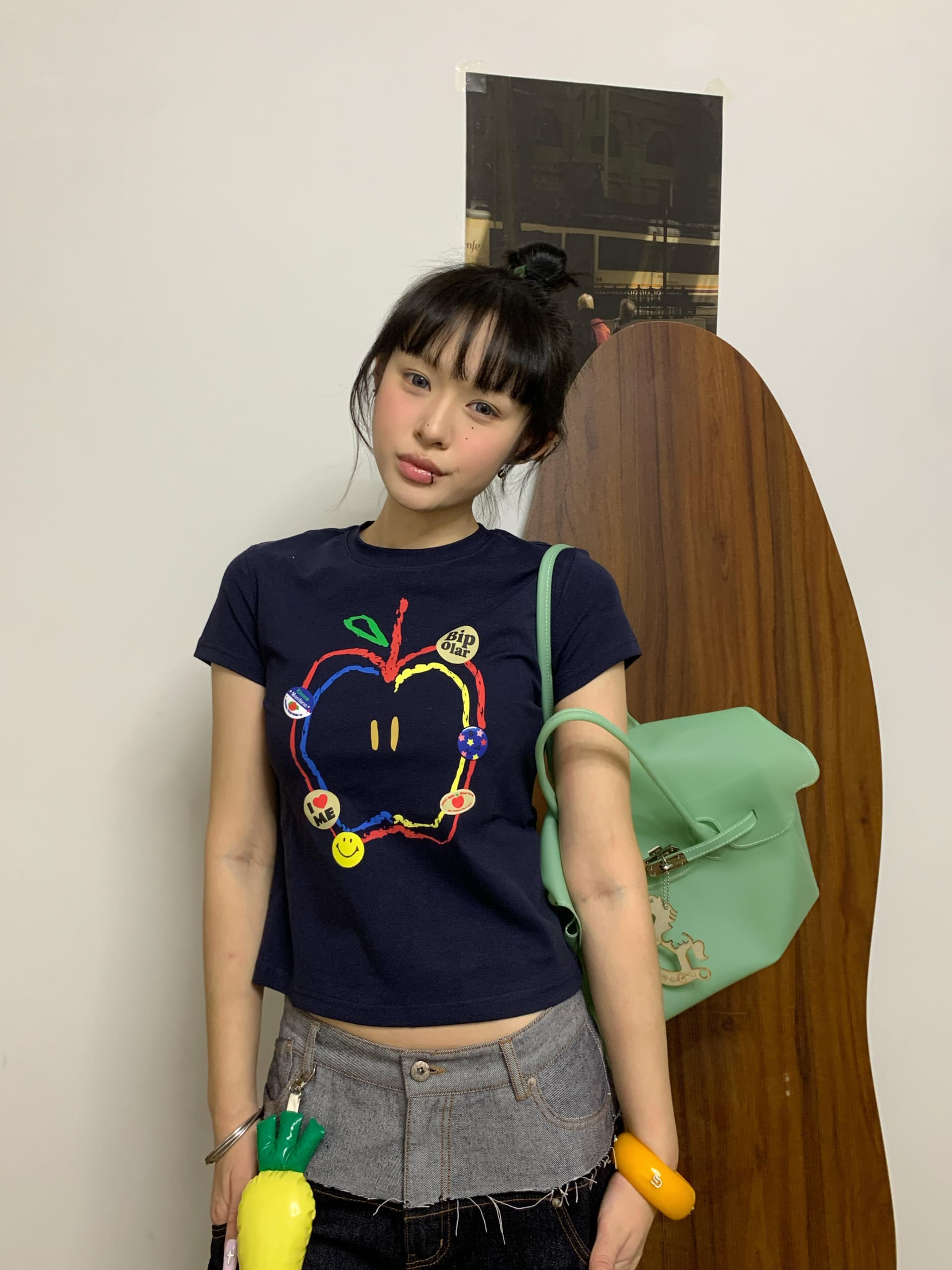 해군 긍정적 인 어깨 몸매 가꾸기 쇼트 스타일 티셔츠 여성 여름 디자인 센스 작은 대중 낙서 애플 프린트 맨위 반팔 ins 상세 이미지 2