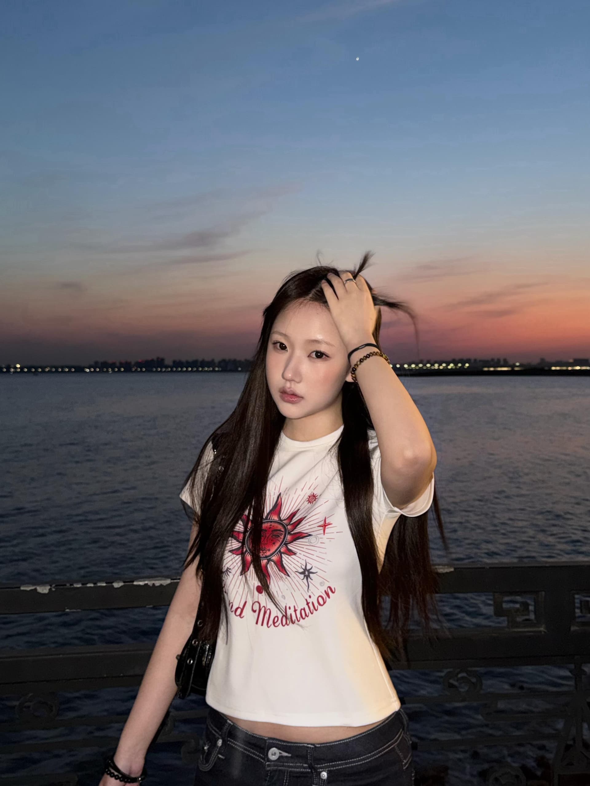 아메리칸 레트로 태양신 프린트 긍정적 인 어깨 반팔 티셔츠 여성 2026 여름 새로운 몸매 가꾸기 슬림해 보이는 쇼트 스타일 맨위