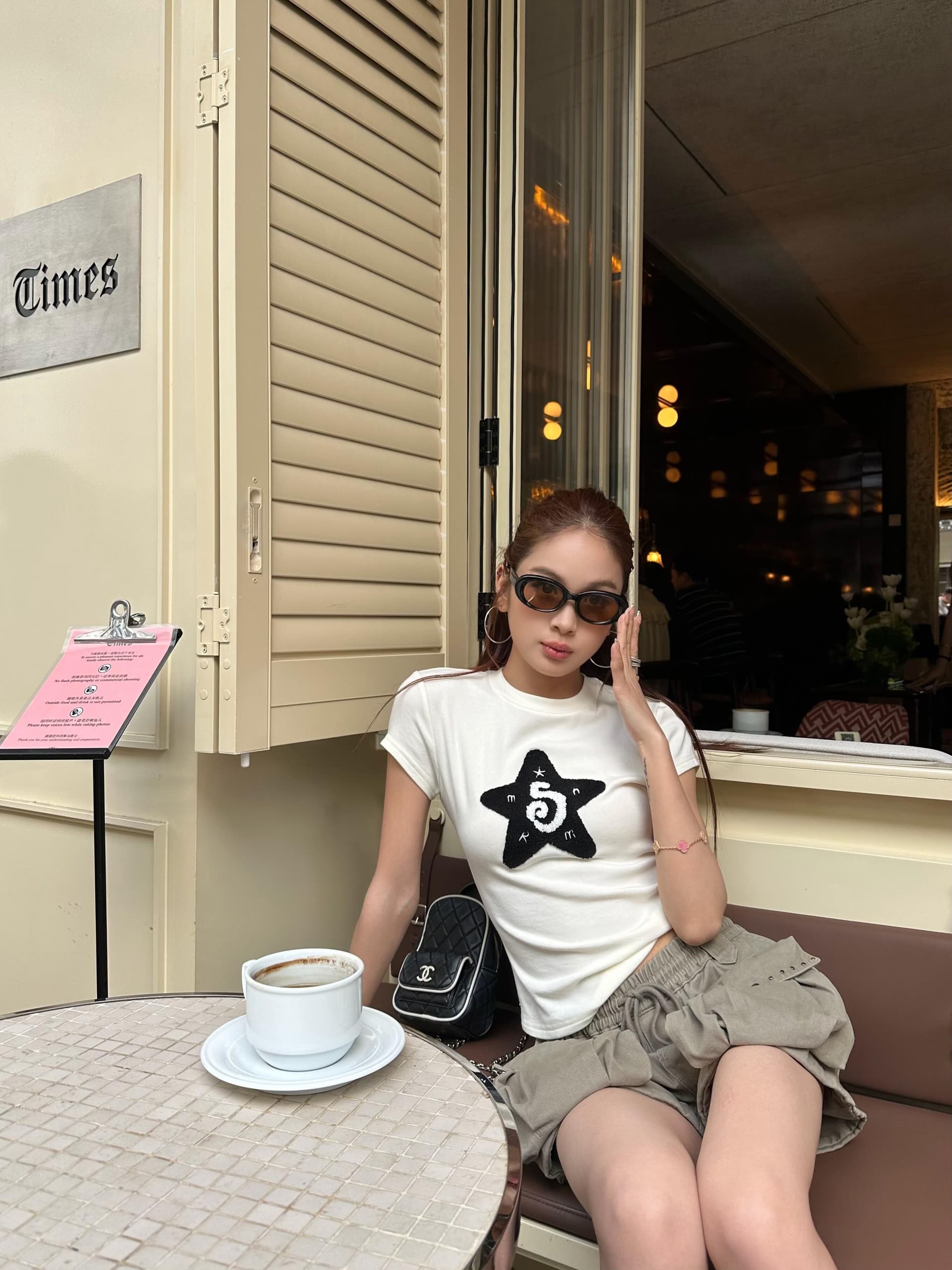 아메리칸 핫걸 별 화이트 라운드 넥 긍정적 인 어깨 반팔 티셔츠 여성 여름 몸매 가꾸기 품격 고급 센스 쇼트 스타일 맨위 이미지 2