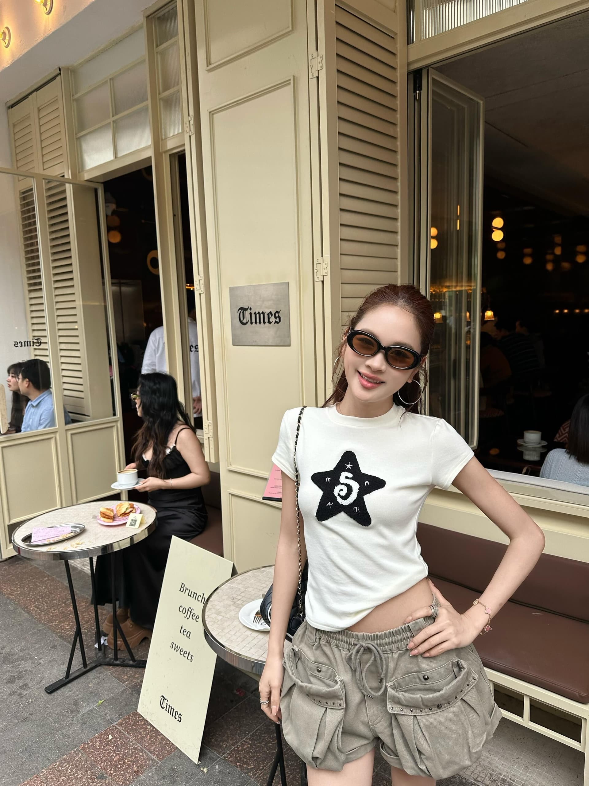 아메리칸 핫걸 별 화이트 라운드 넥 긍정적 인 어깨 반팔 티셔츠 여성 여름 몸매 가꾸기 품격 고급 센스 쇼트 스타일 맨위 상세 이미지 2