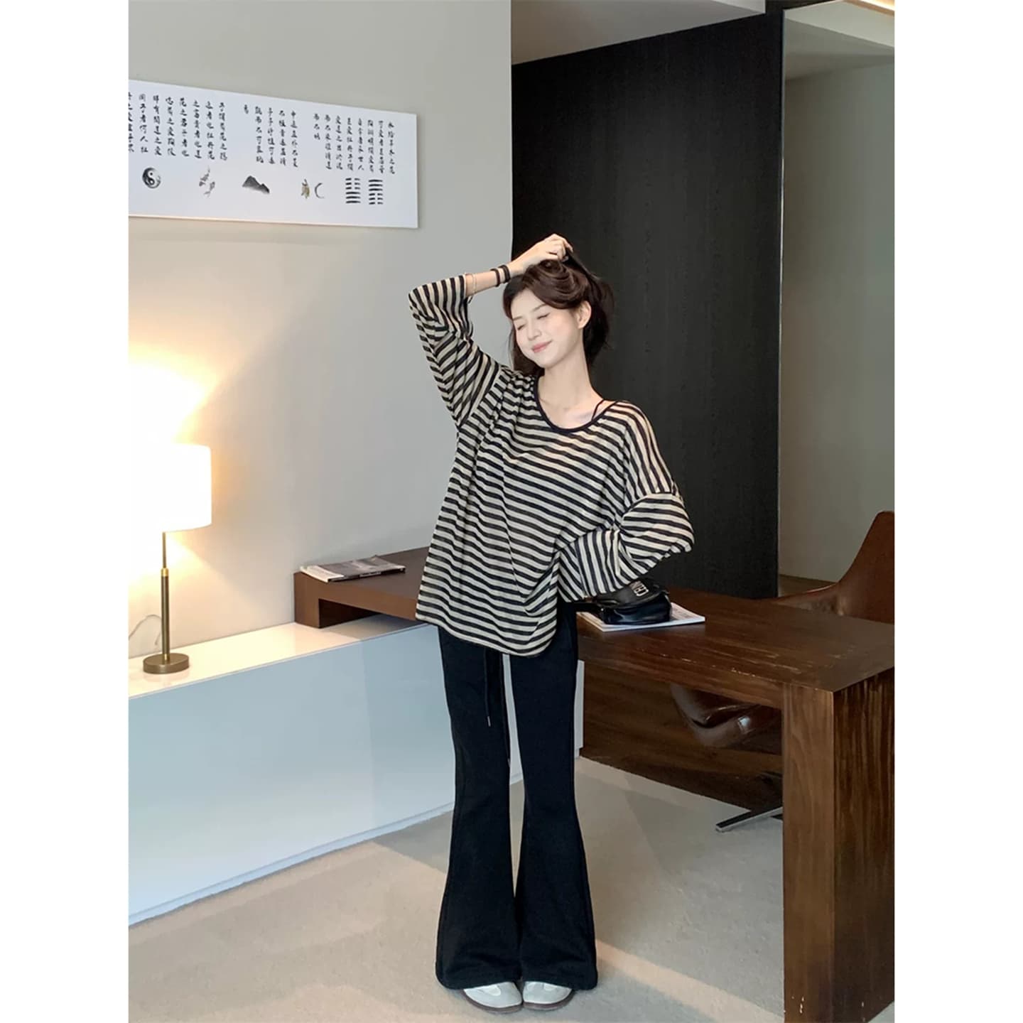 2026 얇은 스타일 스트라이프 u 칼라 나팔 소매 긴팔 맨위 라이 경기 서울 블라우스 느슨함 센스 여성 의류 자외선 차단 티셔츠 이미지 2