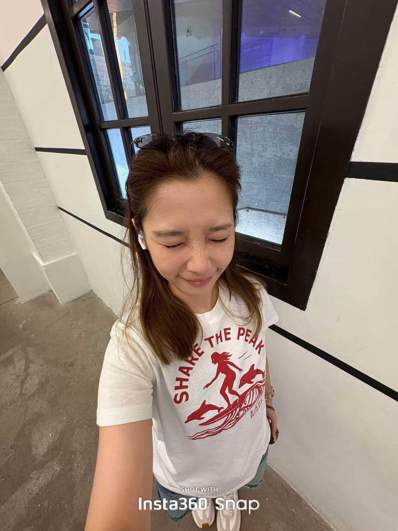작은 대중 바다에서 서핑 프린트 몸매 가꾸기 슬림해 보이는 순면 편안함 긍정적 인 어깨 쇼트 스타일 반팔 티셔츠 맨위 여성 이미지 2
