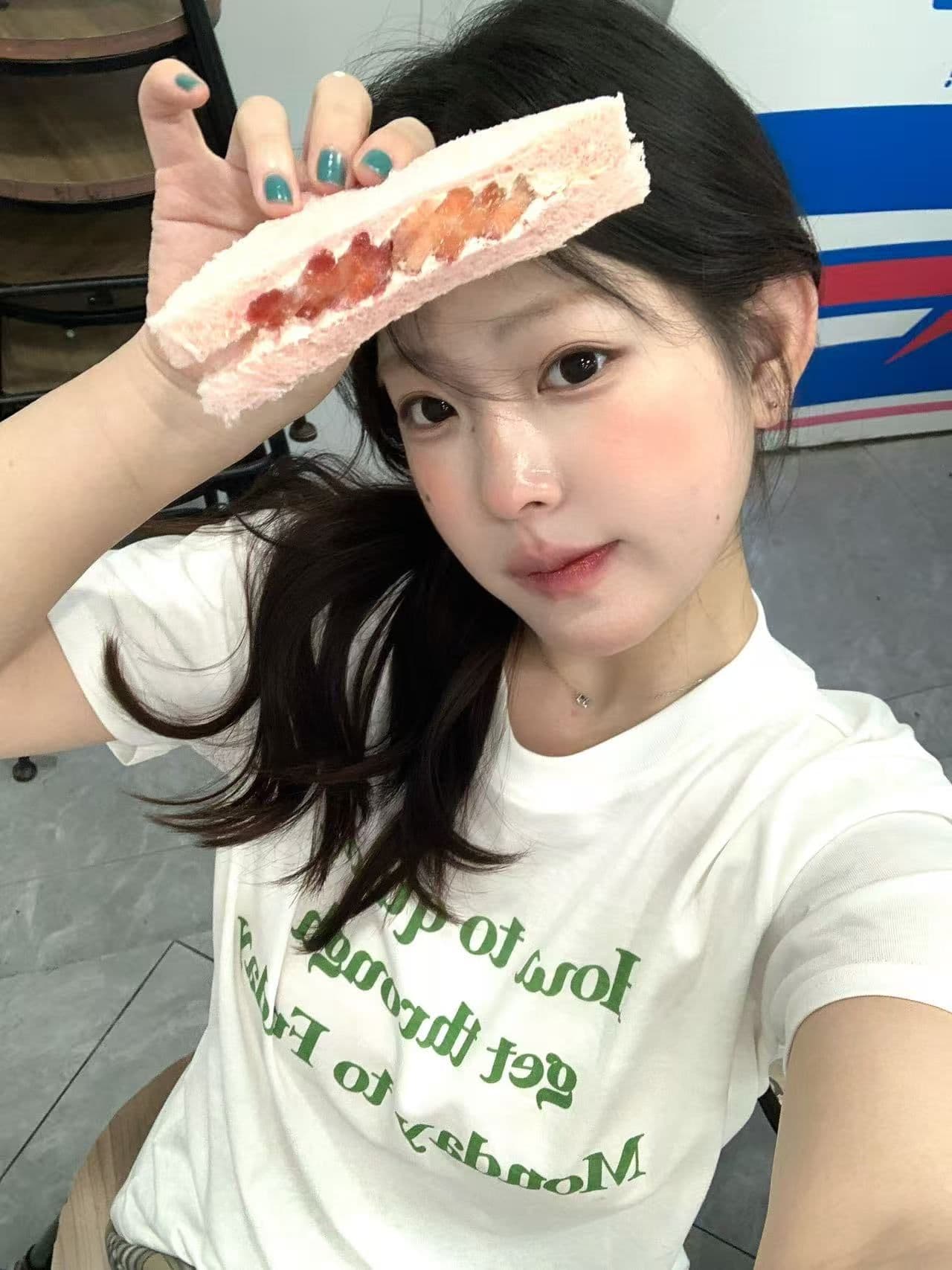 한 부서 바람 배색 알파벳 라운드 넥 반팔 티셔츠 여성 다용도 미니멀리즘 캐주얼 슬림해 보이는 긍정적 인 어깨 의류 여름 이미지 2