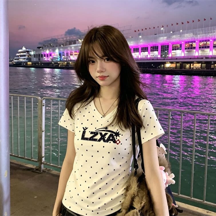 아메리칸 도트 무늬 알파벳 V넥 긍정적 인 어깨 반팔 티셔츠 여성 여름 2026 새로운 몸매 가꾸기 슬림해 보이는 핫걸 쇼트 스타일 맨위 이미지 3