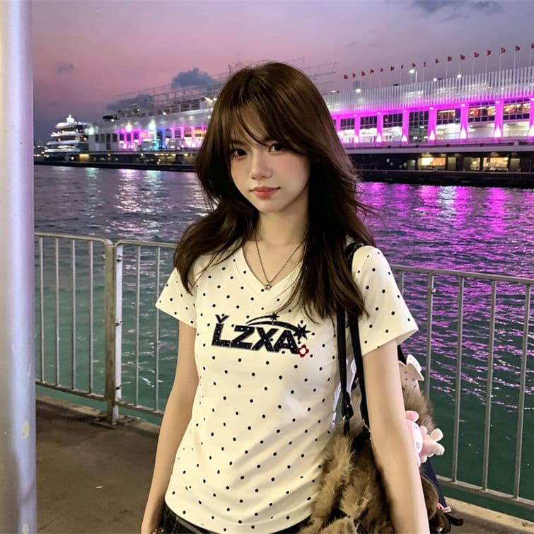 아메리칸 도트 무늬 알파벳 V넥 긍정적 인 어깨 반팔 티셔츠 여성 여름 2026 새로운 몸매 가꾸기 슬림해 보이는 핫걸 쇼트 스타일 맨위 상세 이미지 4