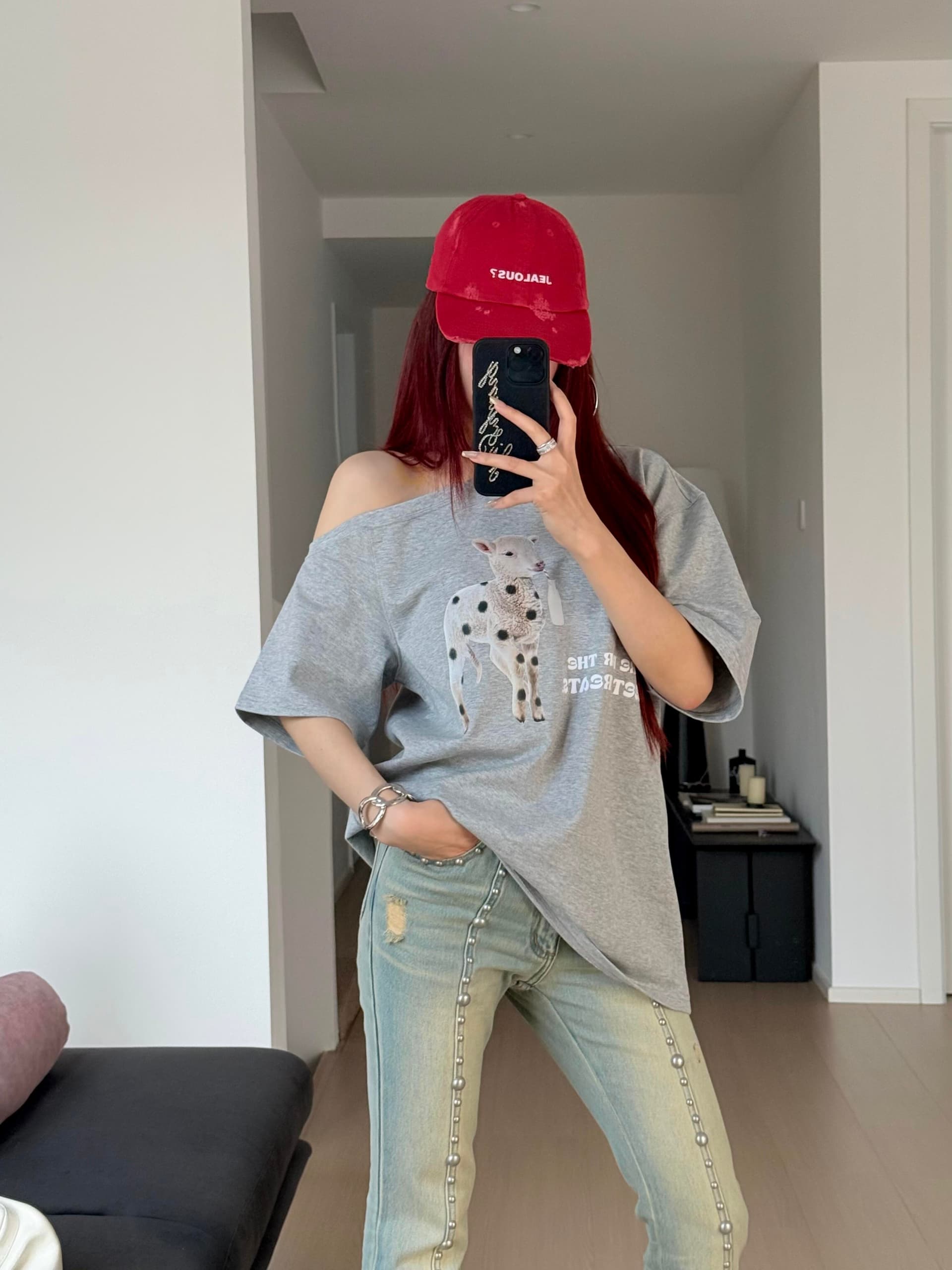 알파벳 어린 양 프린트 비스듬한 어깨 반팔 티셔츠 여성 ins 여름 아메리칸 레트로 루즈핏 느긋한 오프숄더 디자인 센스 맨위 상세 이미지 1