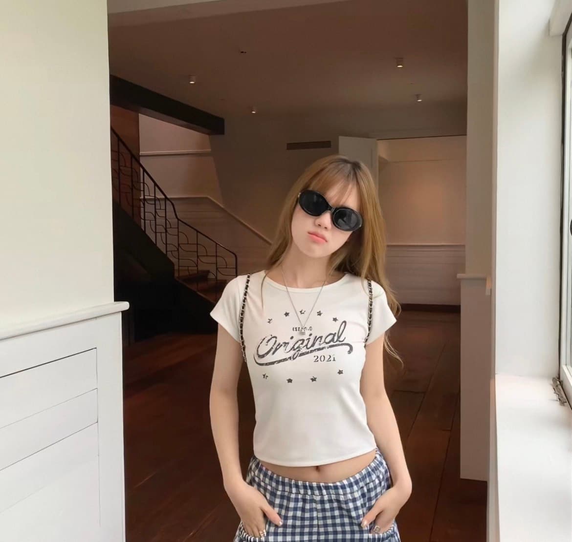 레트로 인쇄물 화이트 긍정적 인 어깨 반팔 티셔츠 여성 여름 새로운 몸매 가꾸기 라운드 넥 프린트 쇼트 스타일 맨위 이미지 2
