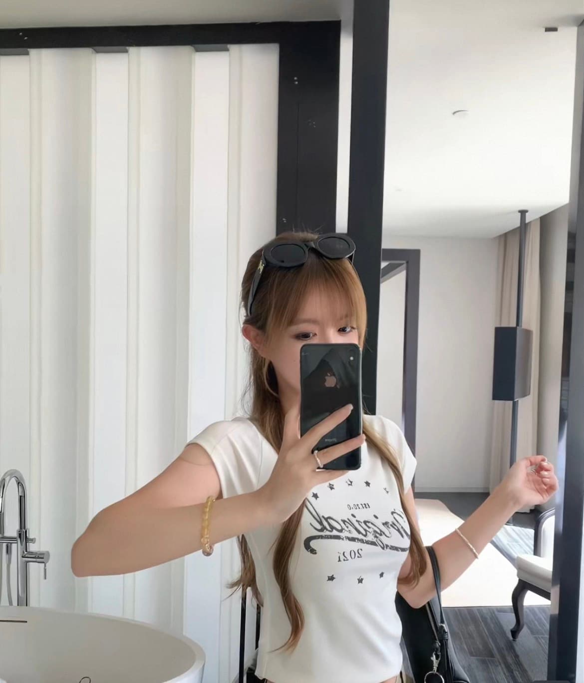 레트로 인쇄물 화이트 긍정적 인 어깨 반팔 티셔츠 여성 여름 새로운 몸매 가꾸기 라운드 넥 프린트 쇼트 스타일 맨위 상세 이미지 4
