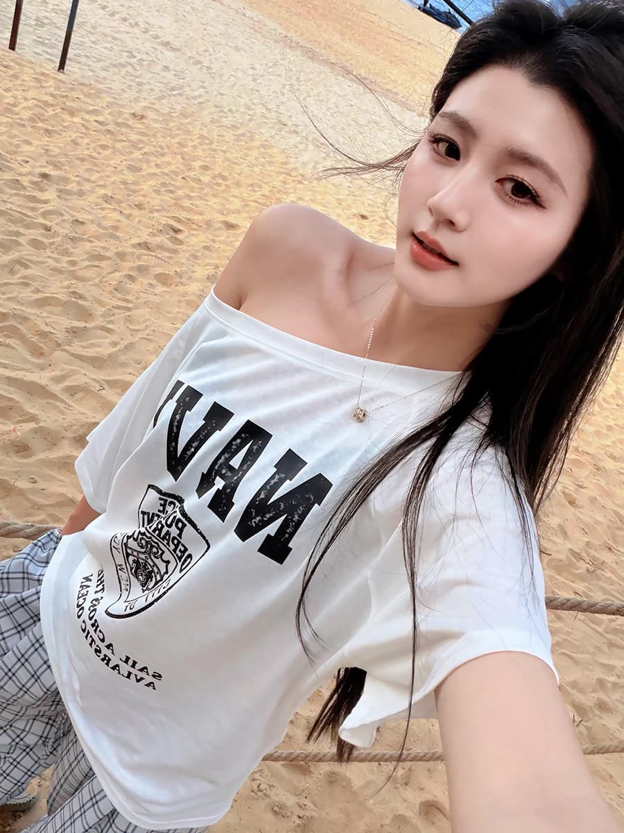 작은 대중 레트로 휘장 운동 프린트 몸매 가꾸기 슬림해 보이는 순면 편안함 비스듬한 어깨 반팔 티셔츠 맨위 여성 이미지 3