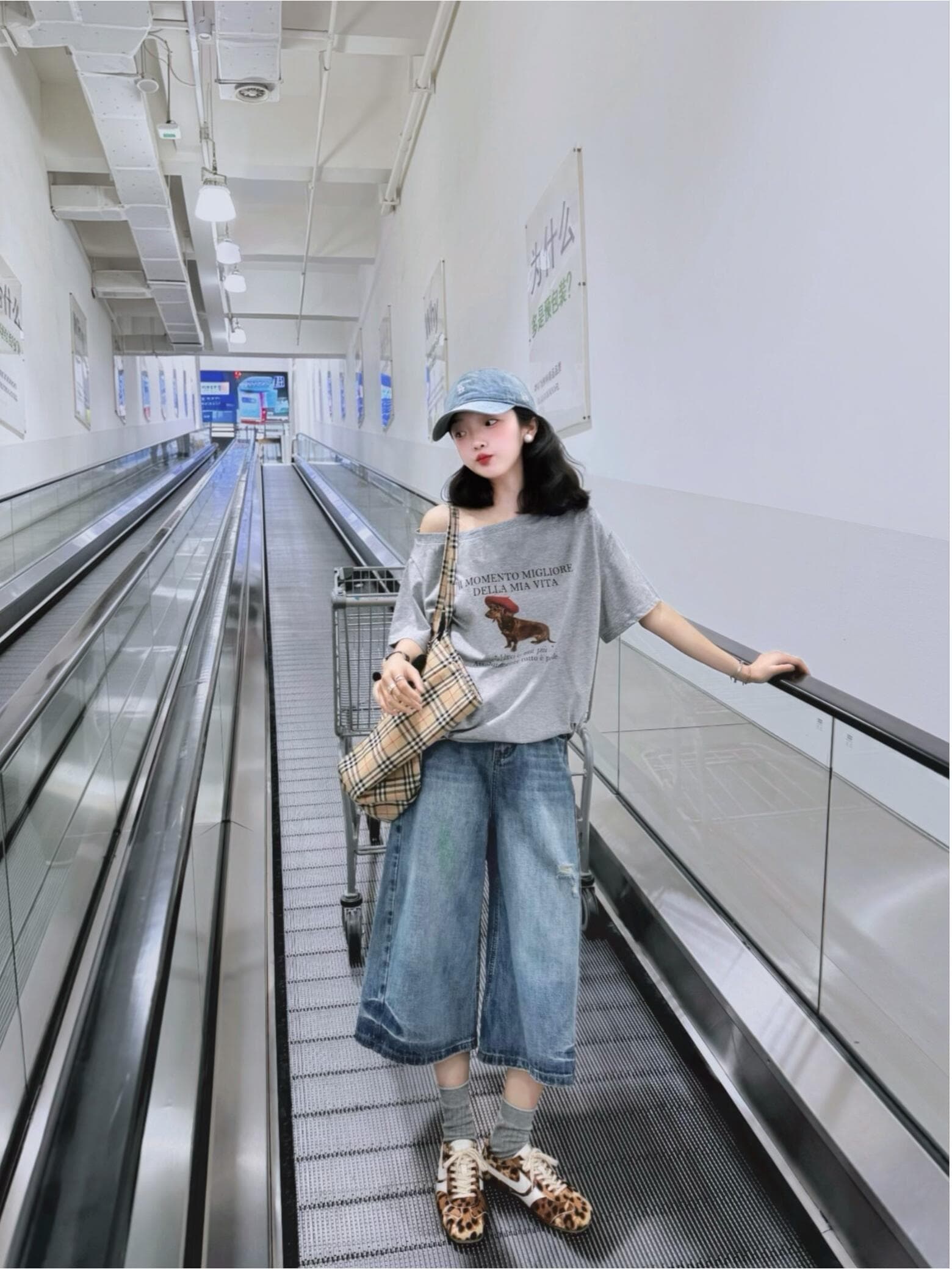 한국 스타일 패션 비스듬한 어깨 강아지 프린트 반팔 티셔츠 여성 슈퍼 잘 생긴 ~ 중 루즈핏 슬림해 보이는 다용도 캐주얼 맨위 트렌디 이미지 2