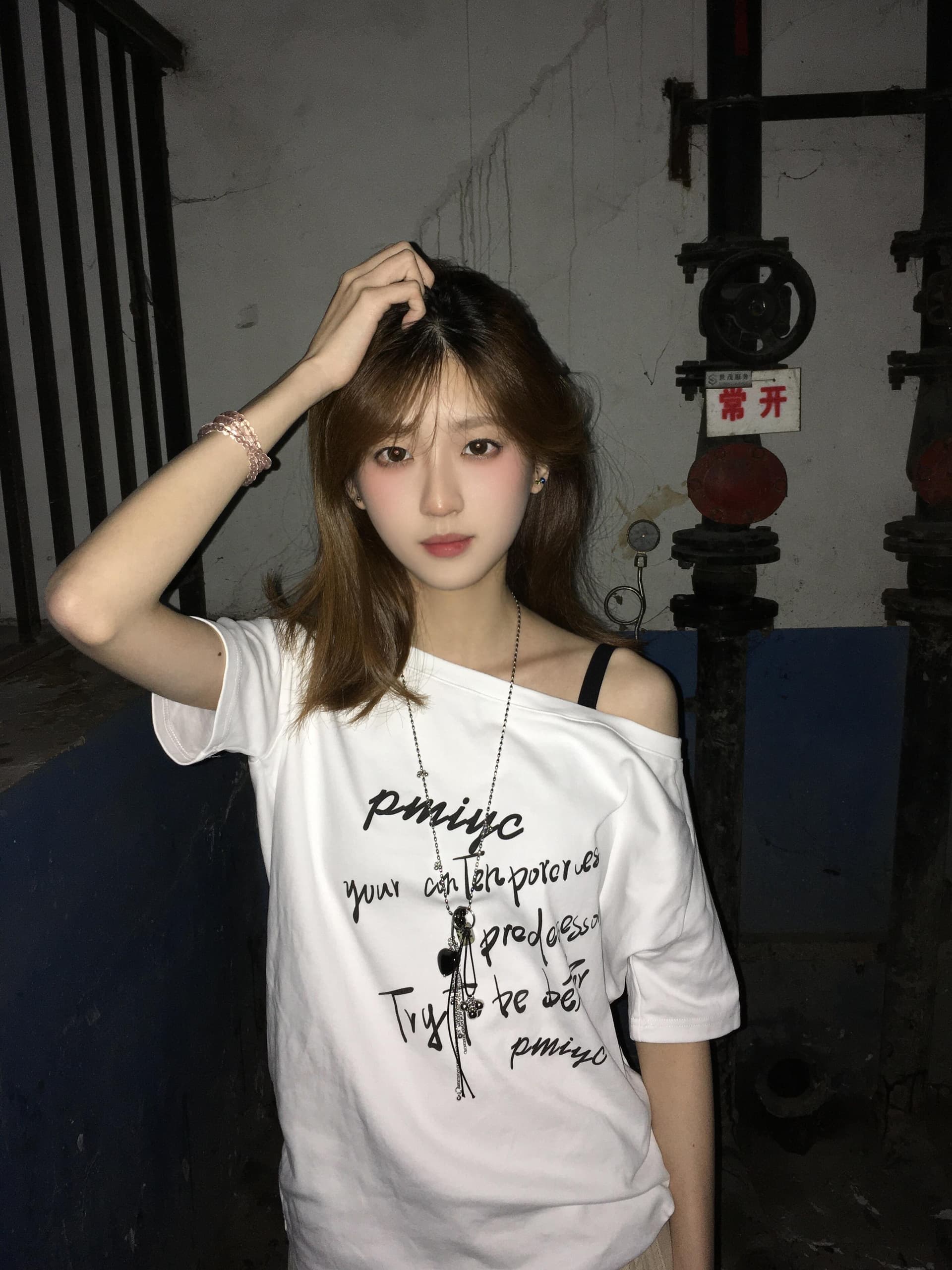 레트로 비스듬한 어깨 스케치 알파벳 반팔 티셔츠 여성 여름 새로운 캐주얼 다용도 루즈핏 슬림해 보이는 맨위 트렌디 상세 이미지 1