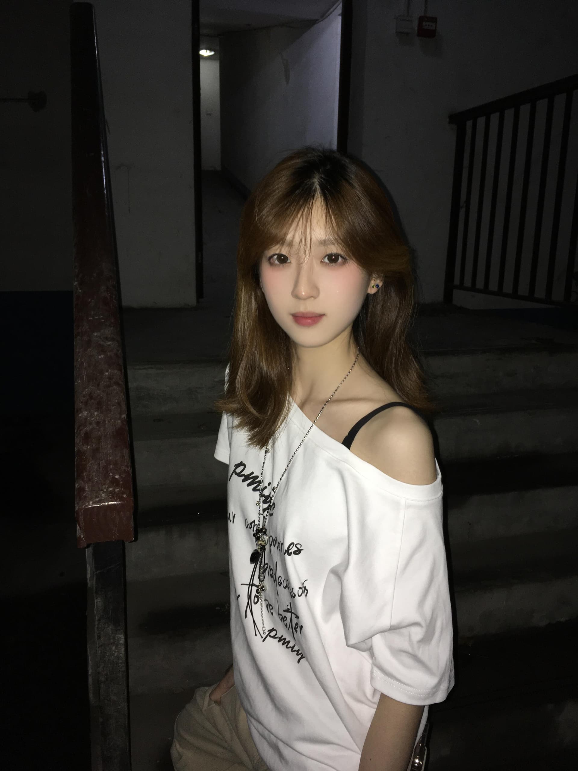 레트로 비스듬한 어깨 스케치 알파벳 반팔 티셔츠 여성 여름 새로운 캐주얼 다용도 루즈핏 슬림해 보이는 맨위 트렌디 상세 이미지 4