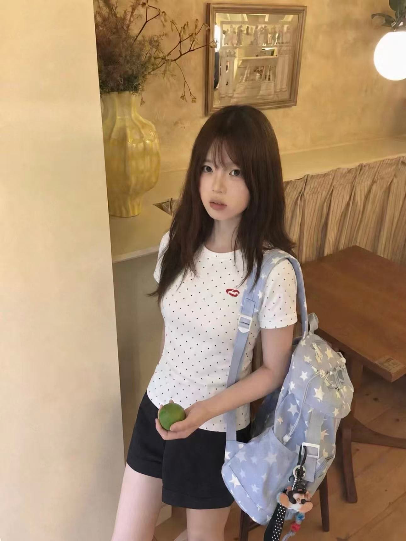 한 부서 아름다운 화이트 도트 무늬 긍정적 인 어깨 반팔 티셔츠 여성 여름 디자인 센스 작은 대중 몸매 가꾸기 슬림해 보이는 쇼트 스타일 맨위 상세 이미지 4