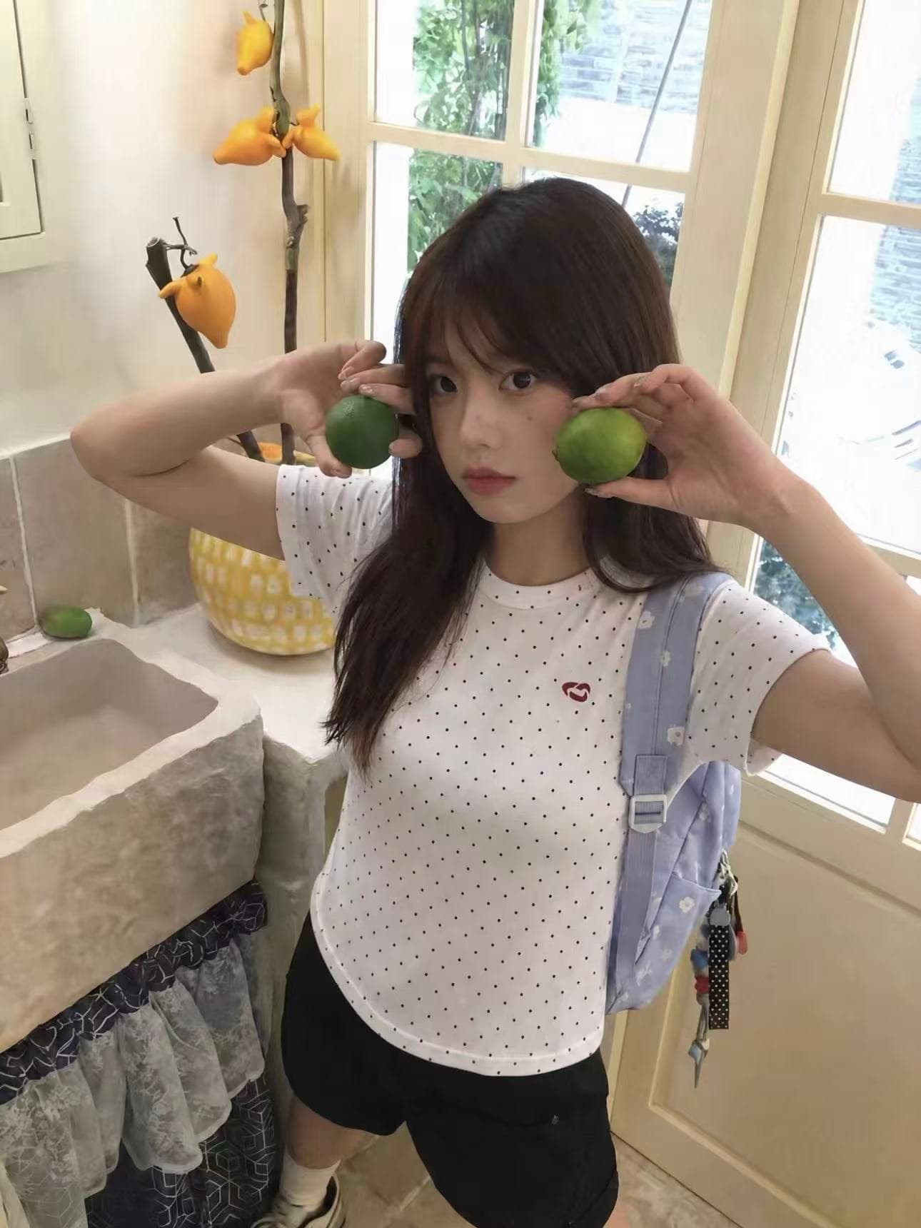 한 부서 아름다운 화이트 도트 무늬 긍정적 인 어깨 반팔 티셔츠 여성 여름 디자인 센스 작은 대중 몸매 가꾸기 슬림해 보이는 쇼트 스타일 맨위 상세 이미지 5