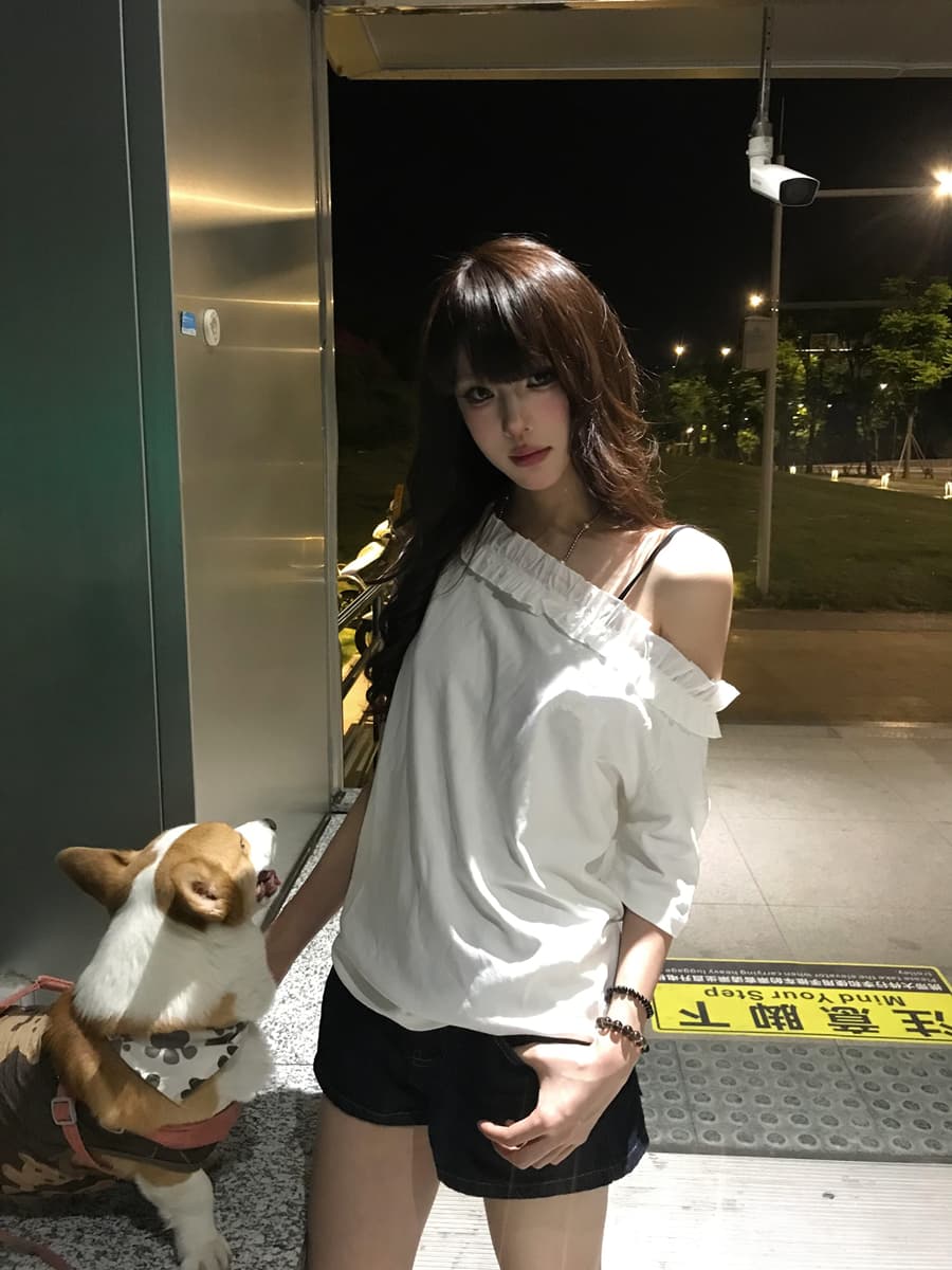 한 부서 ins 미니멀리즘 잘 생긴 비스듬한 어깨 프릴 반팔 티셔츠 여성 2026 년 여름 고유 한 아름다운 다용도 맨위 이미지 4