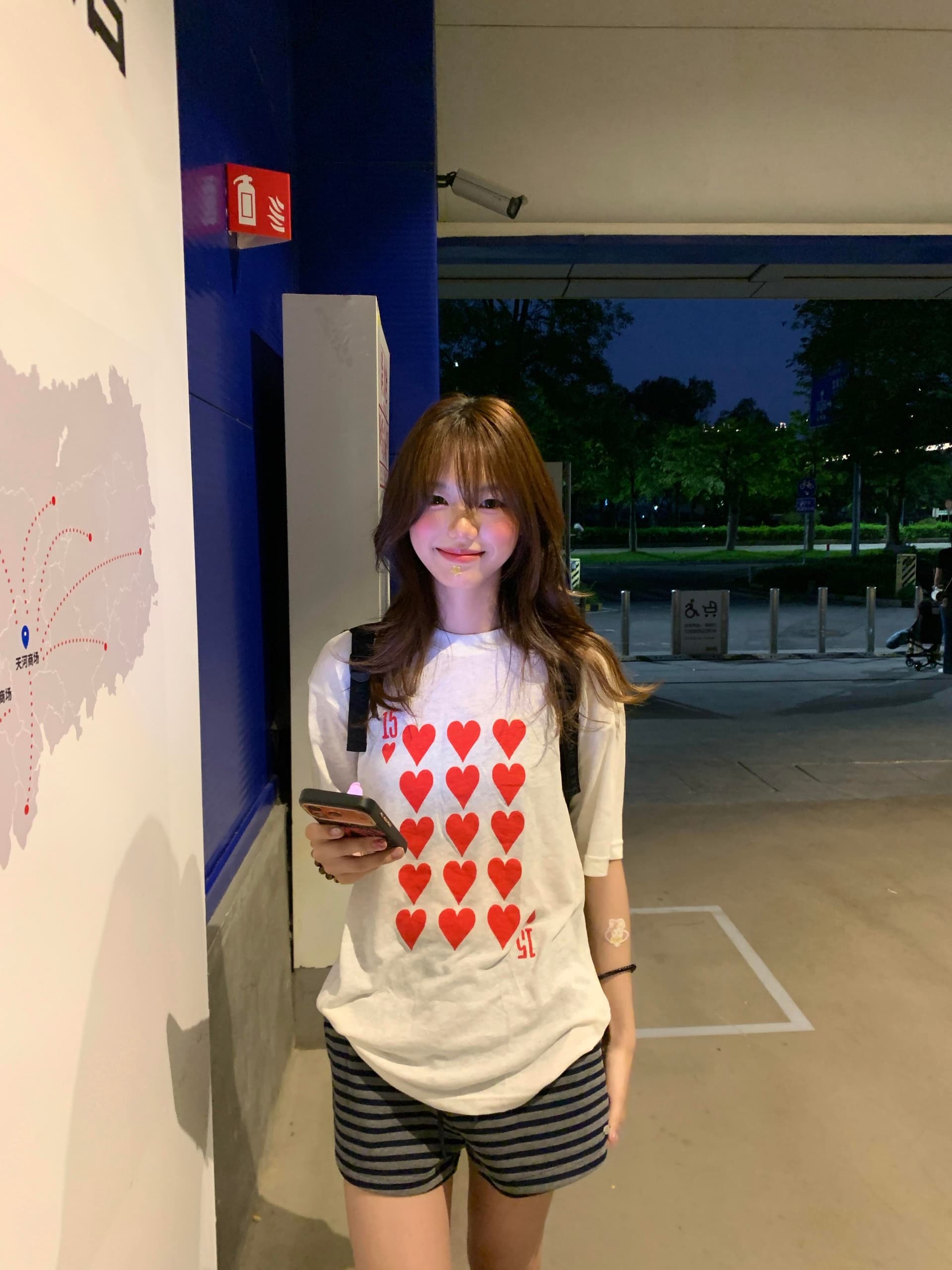 아메리칸 작은 대중 붉은 복숭아 포커 프린트 얇은 스타일 마이크로 ~을 통해 반팔 티셔츠 여성 여름 루즈핏 눈꽃 면 자외선 차단 맨위 이미지 2
