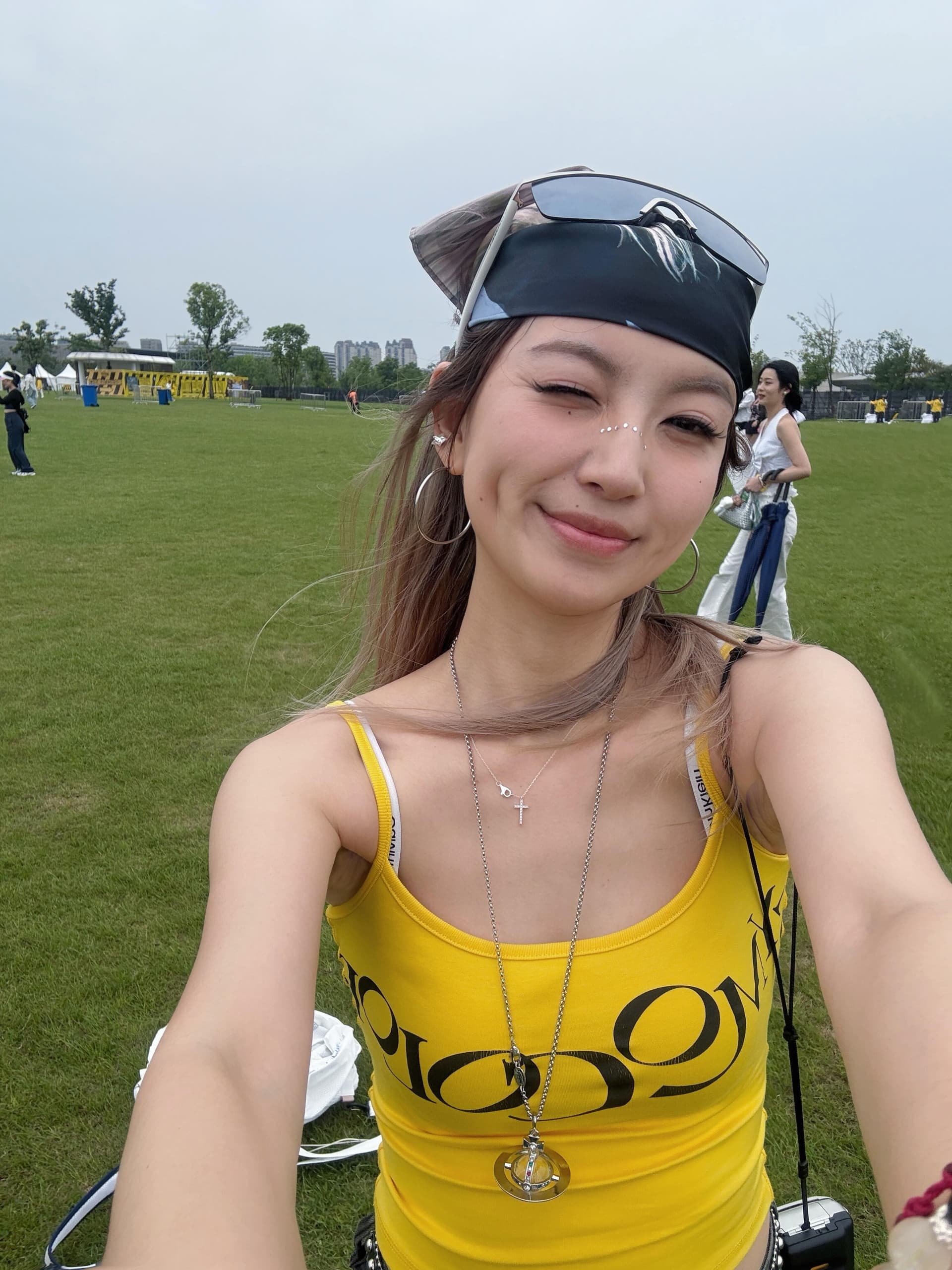 아메리칸 핫걸 디자인 센스 알파벳 프린트 캐미솔 여름 연령 감소 슬림해 보이는 몸매 가꾸기 슬림해 보이는 쇼트 스타일 맨위