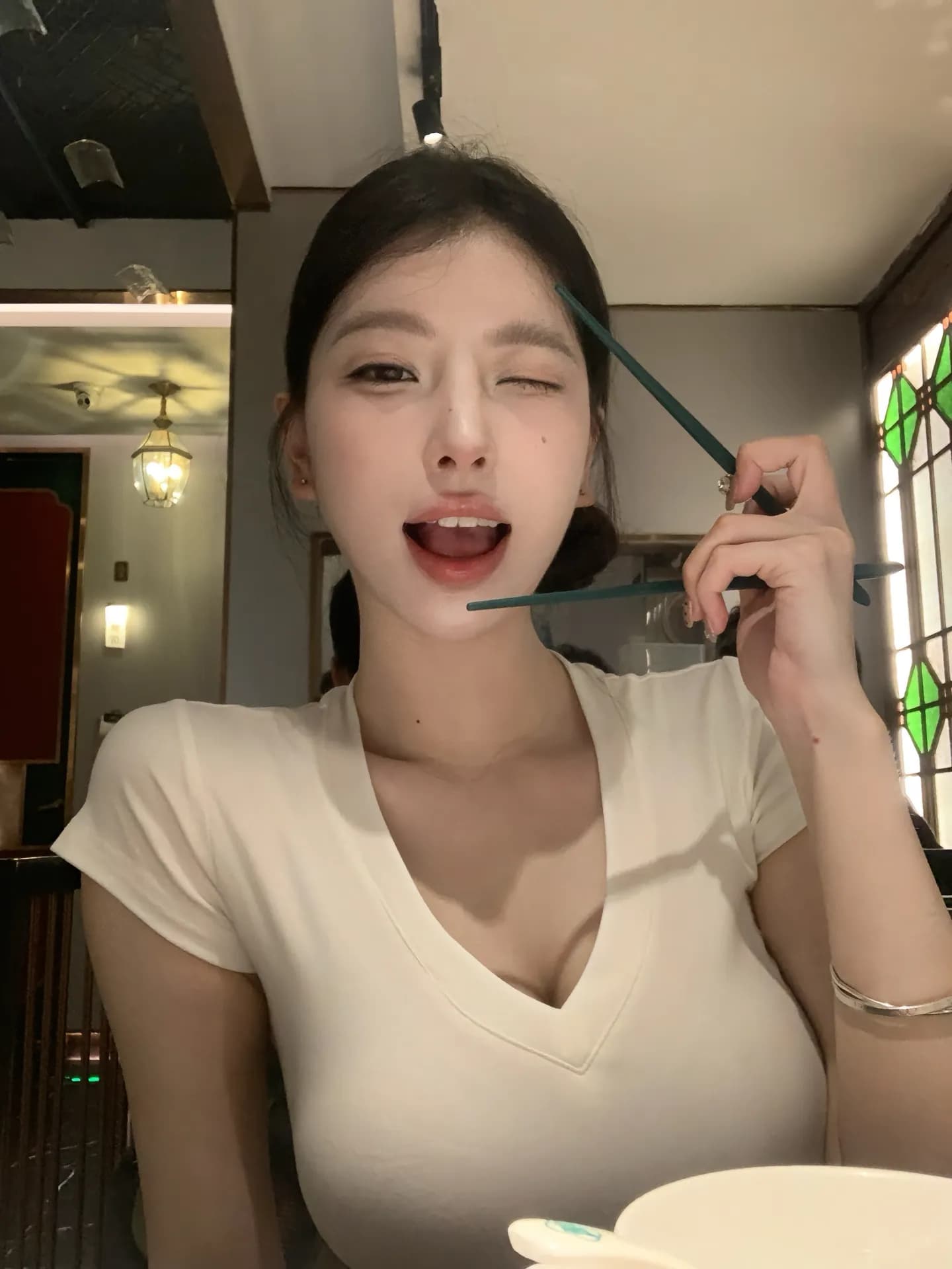 화이트 V넥 반팔 긍정적 인 어깨 티셔츠 여성 여름 기초 다용도 순수한 욕망 달콤한 핫걸 몸매 가꾸기 작은 키 쇼트 스타일 맨위 상세 이미지 2