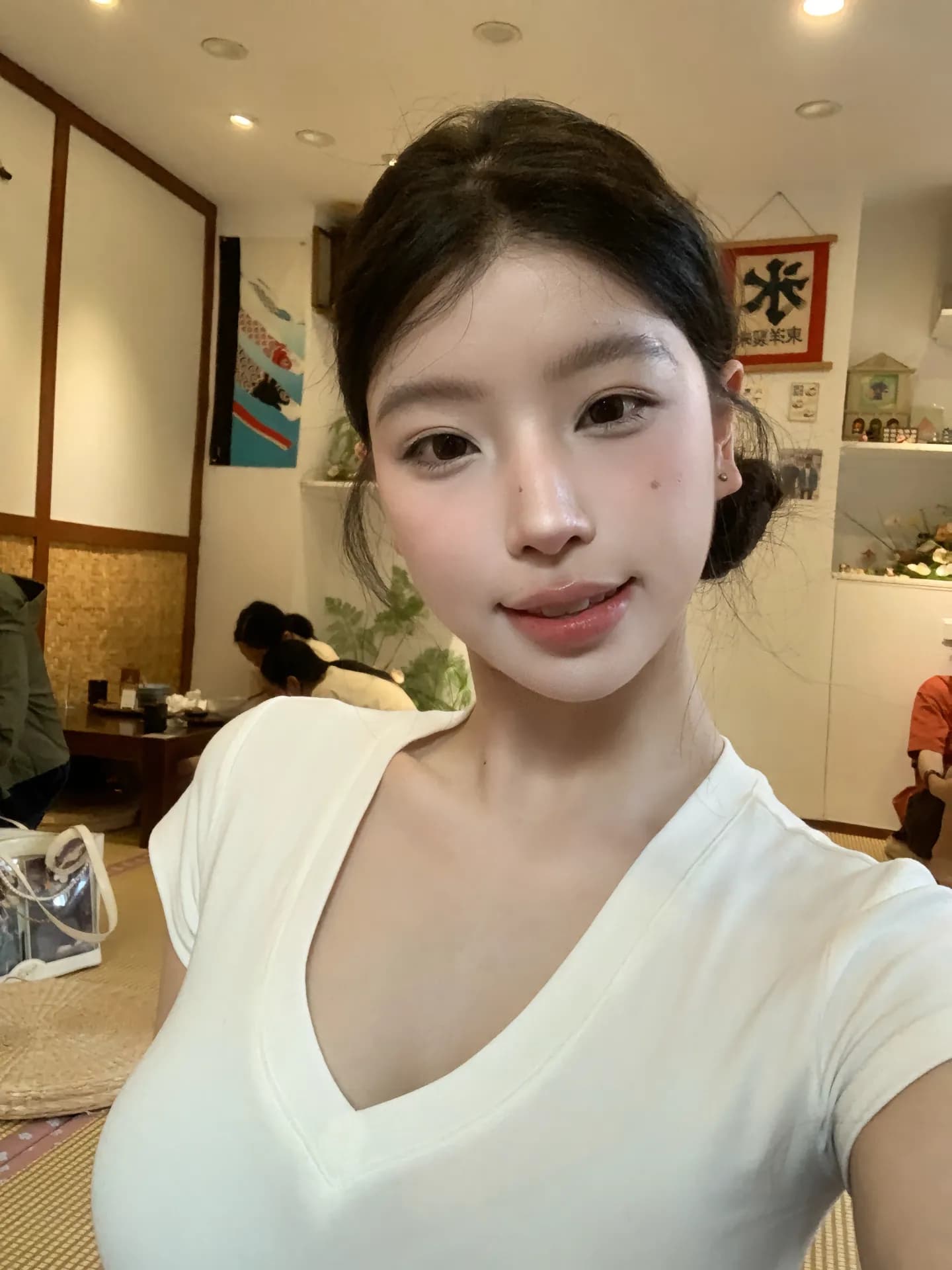화이트 V넥 반팔 긍정적 인 어깨 티셔츠 여성 여름 기초 다용도 순수한 욕망 달콤한 핫걸 몸매 가꾸기 작은 키 쇼트 스타일 맨위 상세 이미지 3