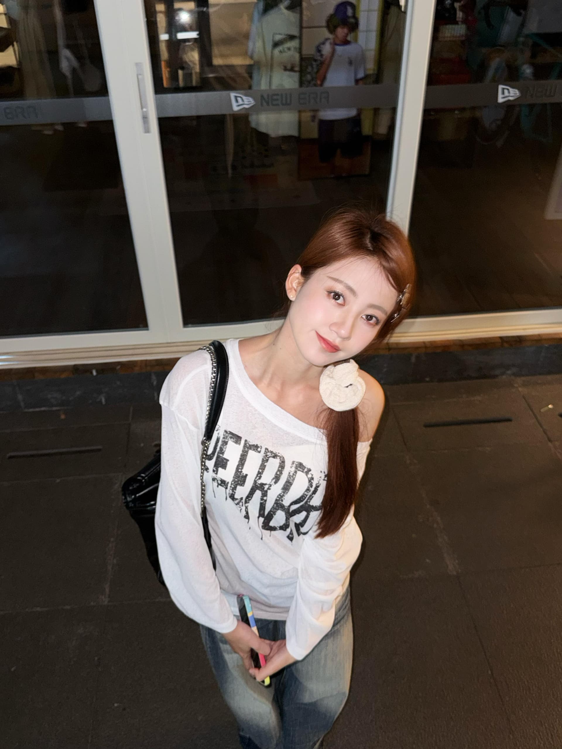 아메리칸 알파벳 프린트 화이트 비스듬한 어깨 긴팔 티셔츠 여성 여름 얇은 스타일 외부 가져 가라. 자외선 차단 블라우스 에어컨 셔츠 맨위 상세 이미지 2
