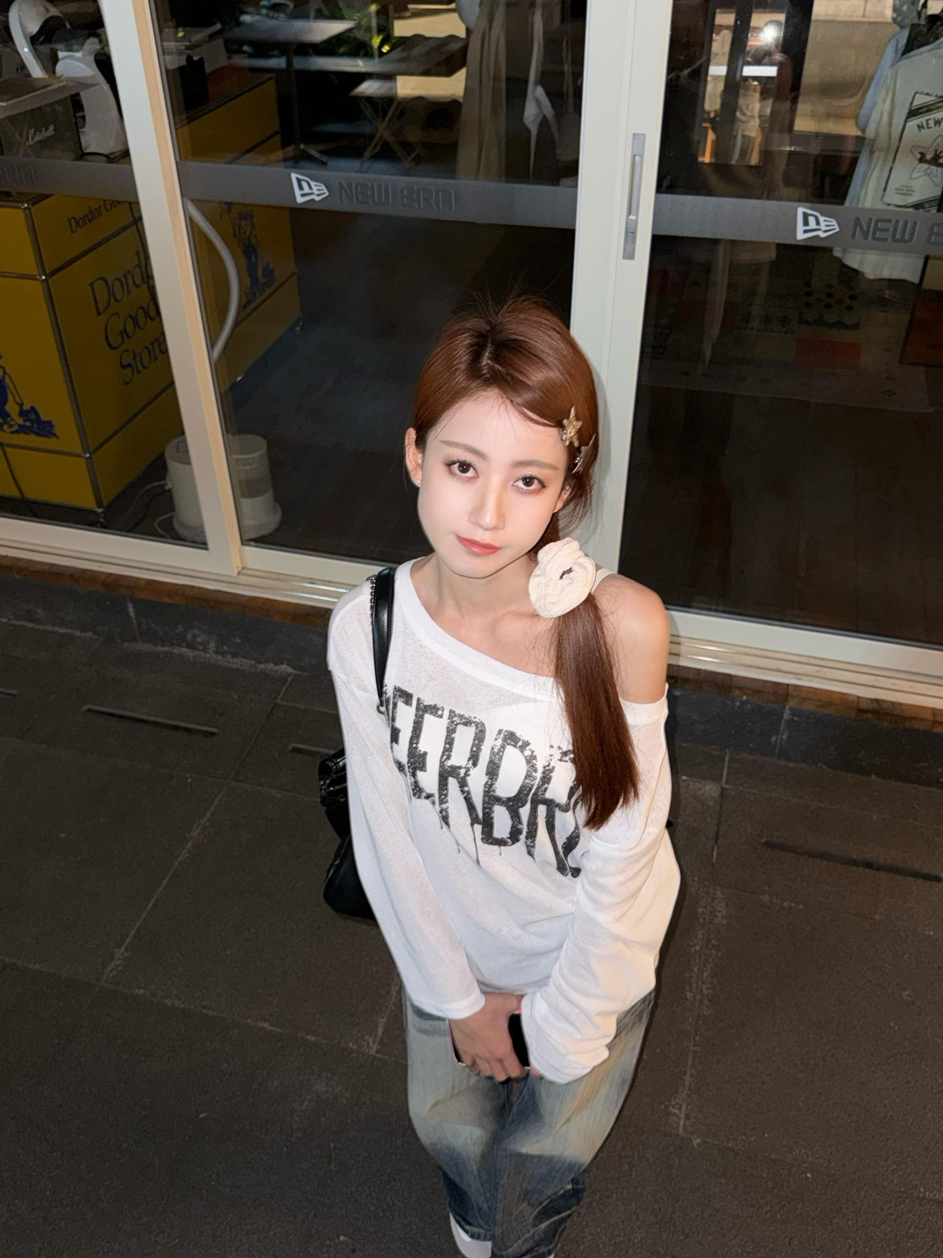 아메리칸 알파벳 프린트 화이트 비스듬한 어깨 긴팔 티셔츠 여성 여름 얇은 스타일 외부 가져 가라. 자외선 차단 블라우스 에어컨 셔츠 맨위 상세 이미지 3