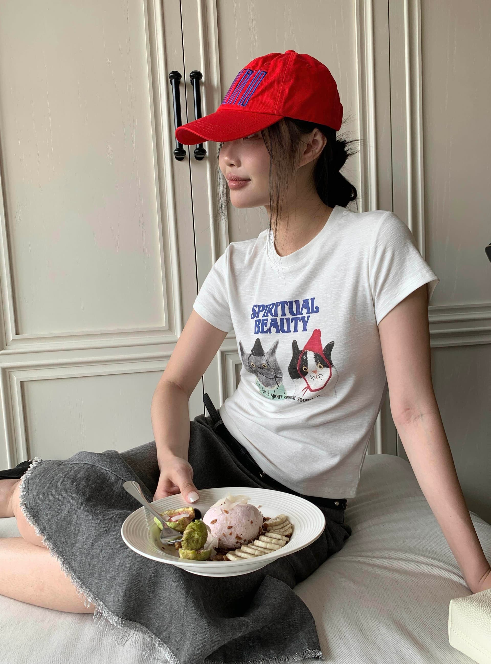작은 대중 귀여운 고양이 만화 프린트 몸매 가꾸기 슬림해 보이는 순면 편안함 긍정적 인 어깨 쇼트 스타일 반팔 티셔츠 여성 이미지 4