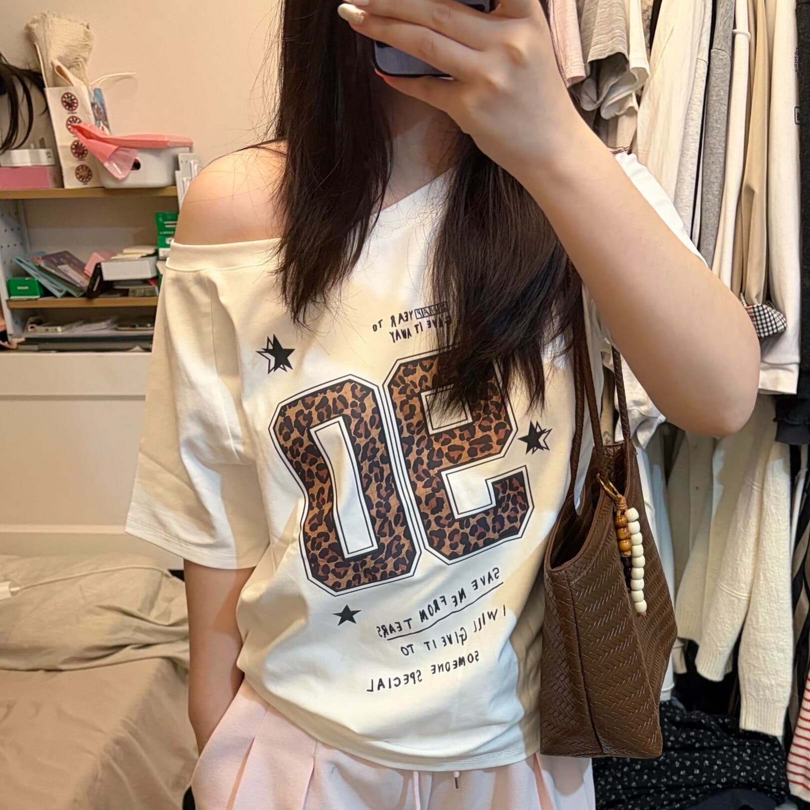 아메리칸 핫걸 비스듬한 어깨 반팔 티셔츠 여성 화이트 레오파드 무늬 숫자 프린트 루즈핏 슬림해 보이는 오프숄더 디자인 센스 맨위 상세 이미지 1