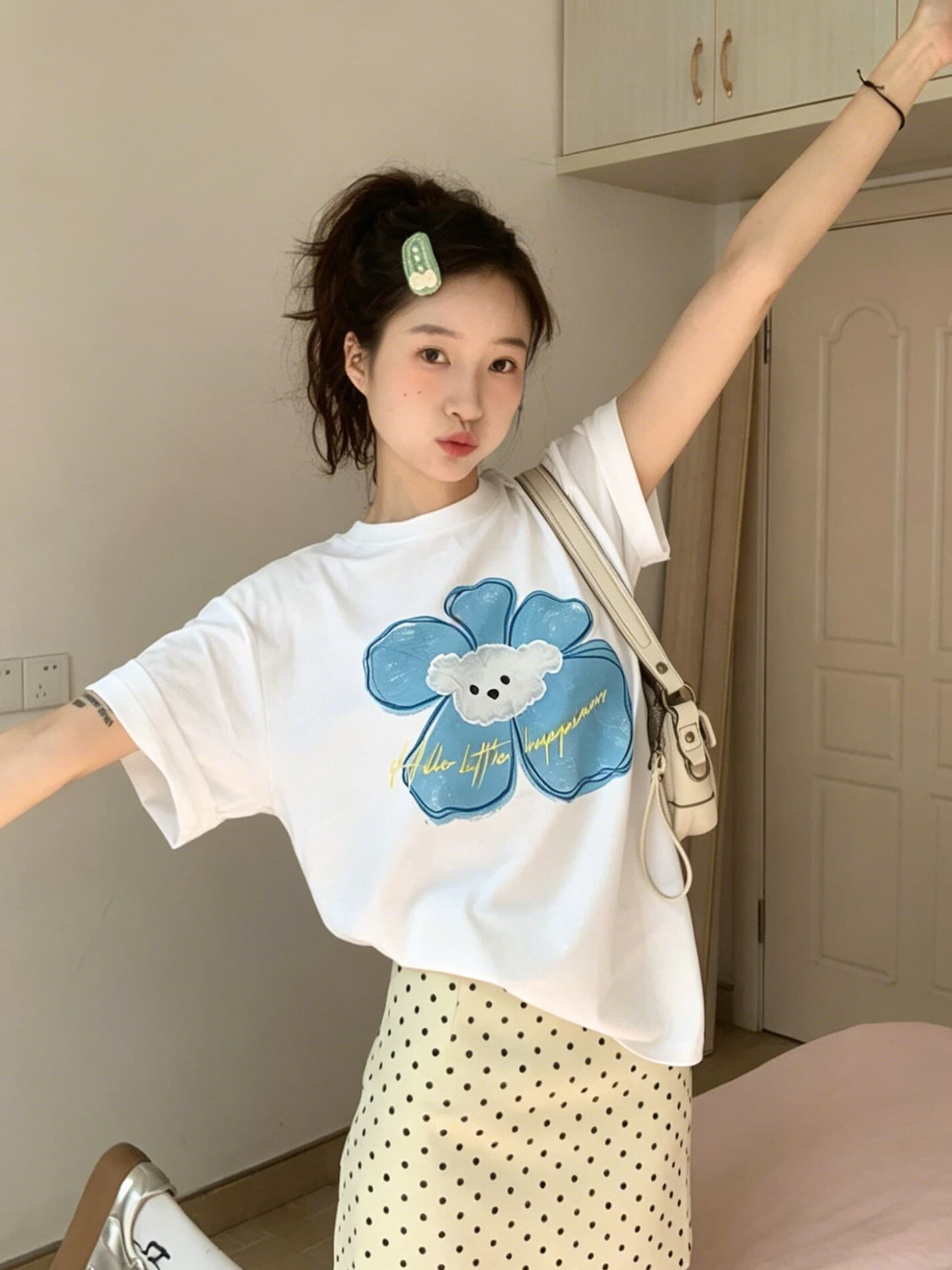 화이트 라운드 넥 꽃 프린트 루즈핏 반팔 티셔츠 여성 2026 여름 슈퍼 화재 연령 감소 다용도 부드러운 바람 맨위 이미지 2