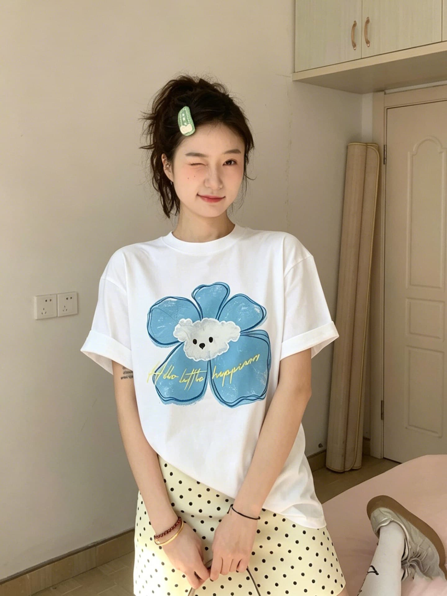 화이트 라운드 넥 꽃 프린트 루즈핏 반팔 티셔츠 여성 2026 여름 슈퍼 화재 연령 감소 다용도 부드러운 바람 맨위 상세 이미지 2