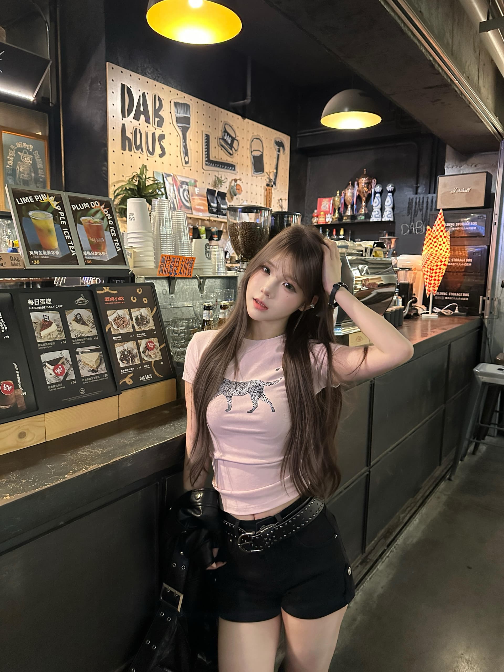 핑크색 부드러운 표범 프린트 긍정적 인 어깨 반팔 티셔츠 여성 여름 한 부서 디자인 센스 몸매 가꾸기 슬림해 보이는 쇼트 스타일 맨위