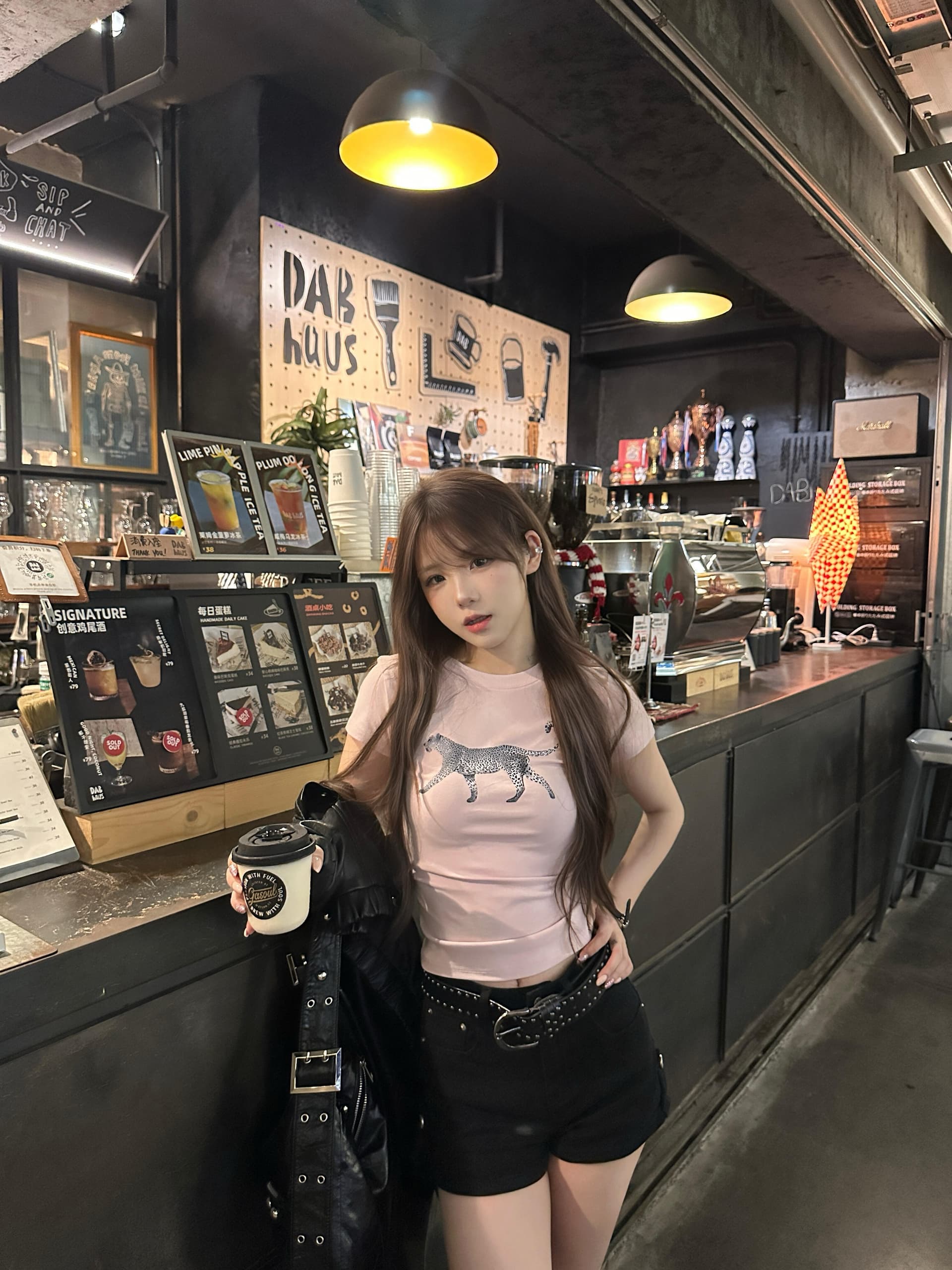 핑크색 부드러운 표범 프린트 긍정적 인 어깨 반팔 티셔츠 여성 여름 한 부서 디자인 센스 몸매 가꾸기 슬림해 보이는 쇼트 스타일 맨위 이미지 4