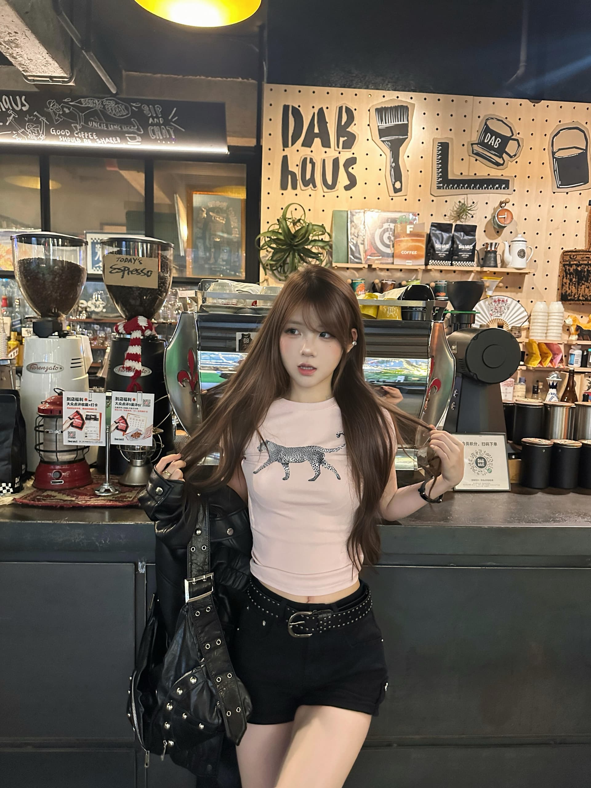 핑크색 부드러운 표범 프린트 긍정적 인 어깨 반팔 티셔츠 여성 여름 한 부서 디자인 센스 몸매 가꾸기 슬림해 보이는 쇼트 스타일 맨위 이미지 3